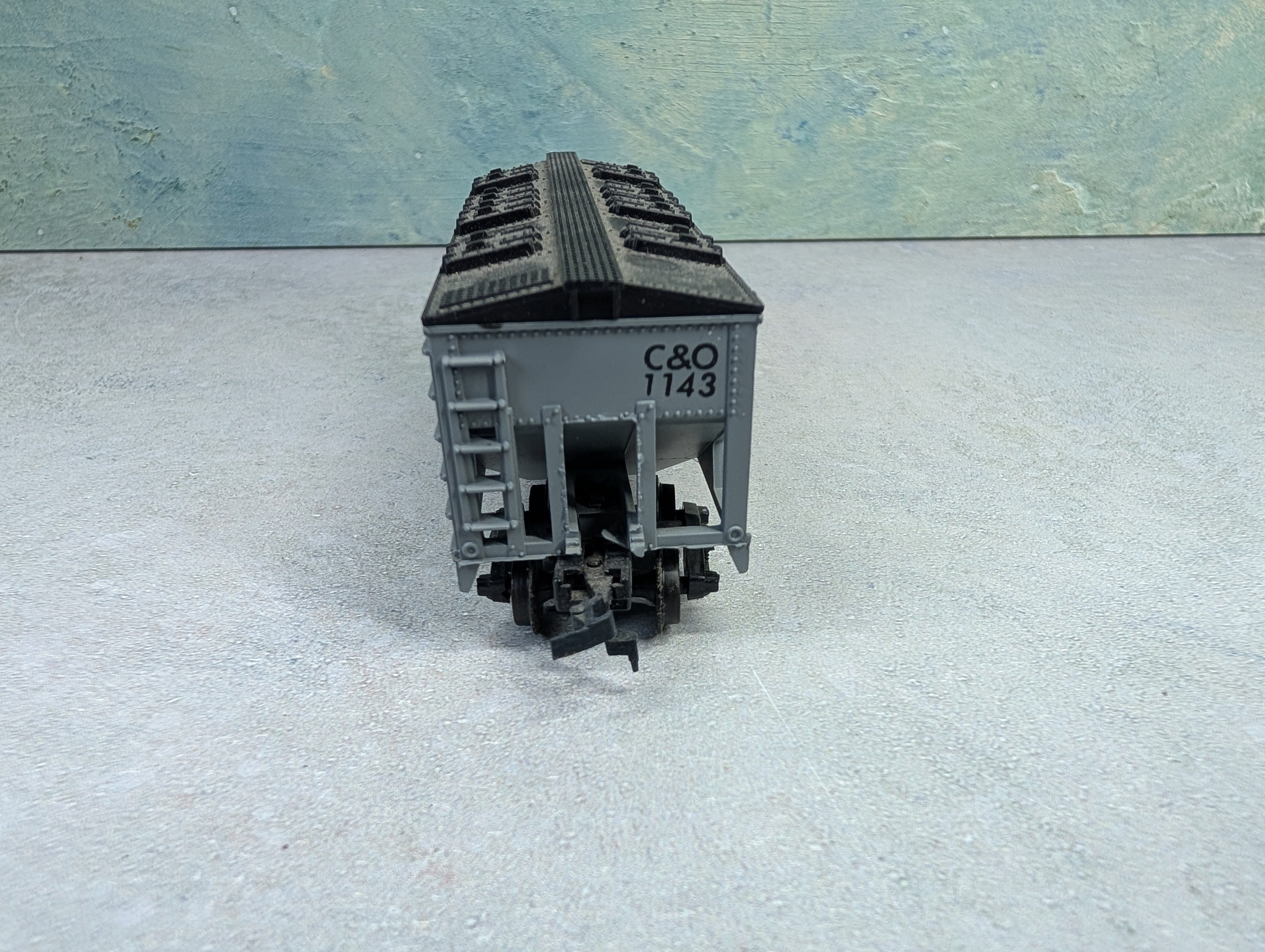 USED HO Scale 2 Bay Covered Hopper Chesapeake and Ohio C&O #1143