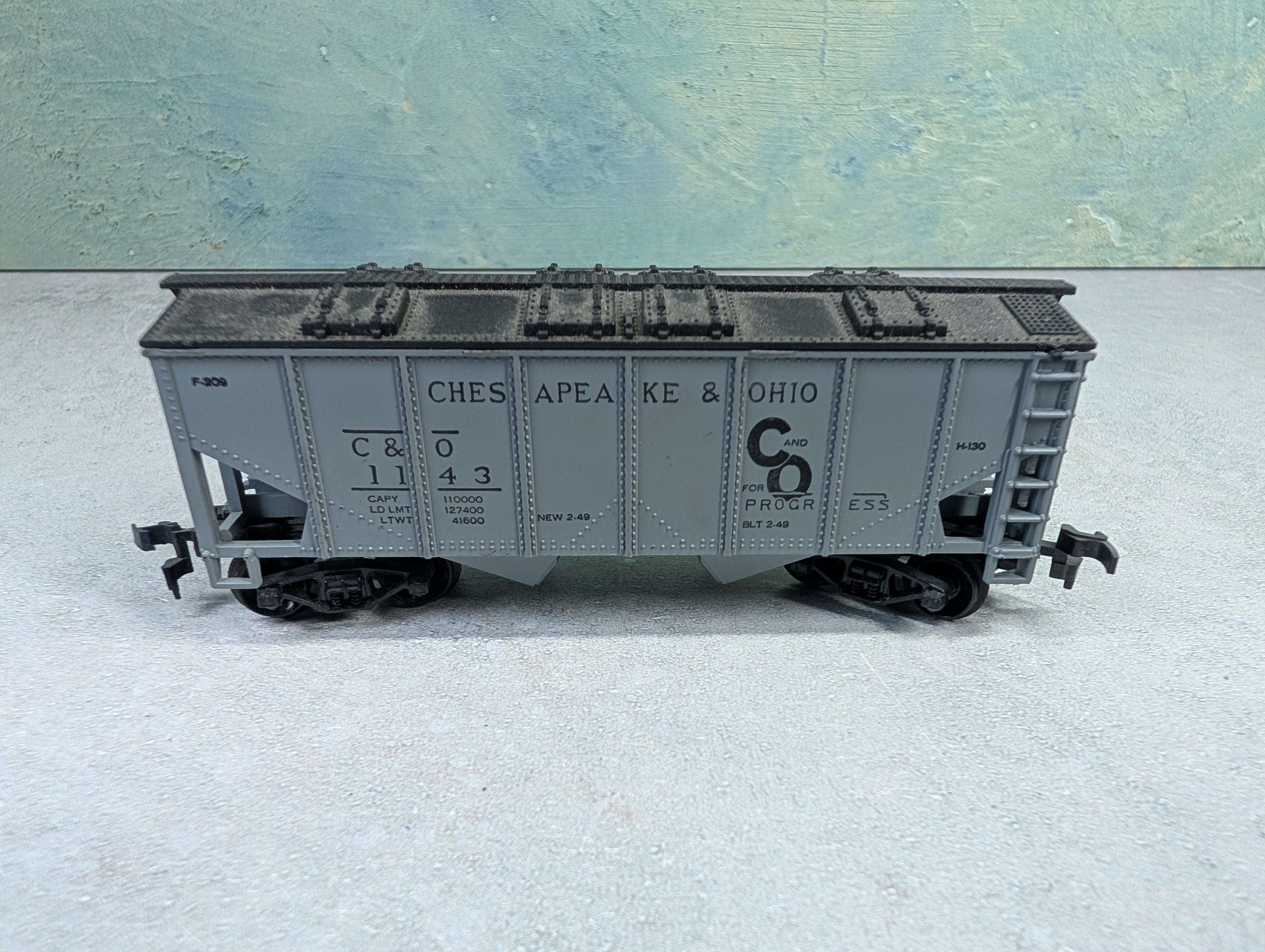 USED HO Scale 2 Bay Covered Hopper Chesapeake and Ohio C&O #1143