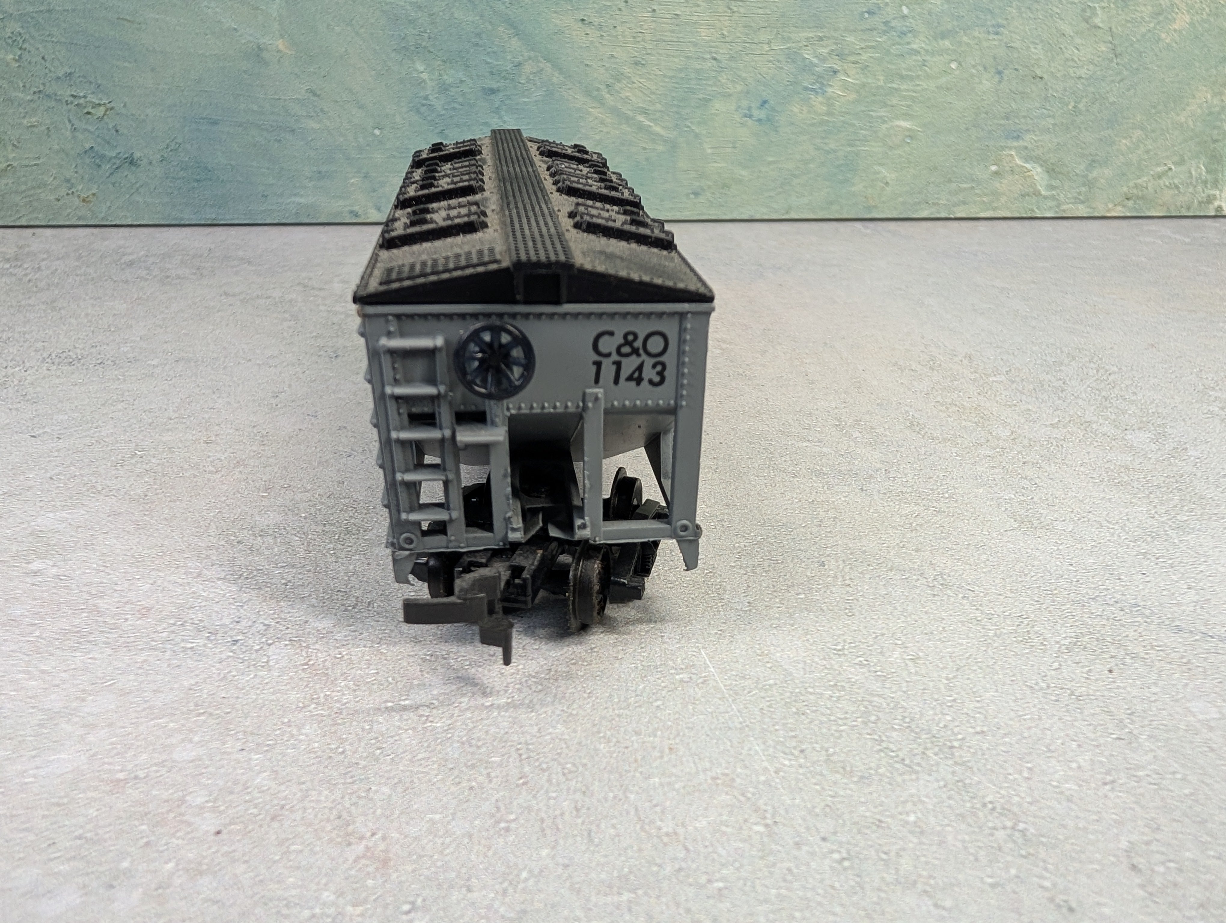 USED HO Scale 2 Bay Covered Hopper Chesapeake and Ohio C&O #1143