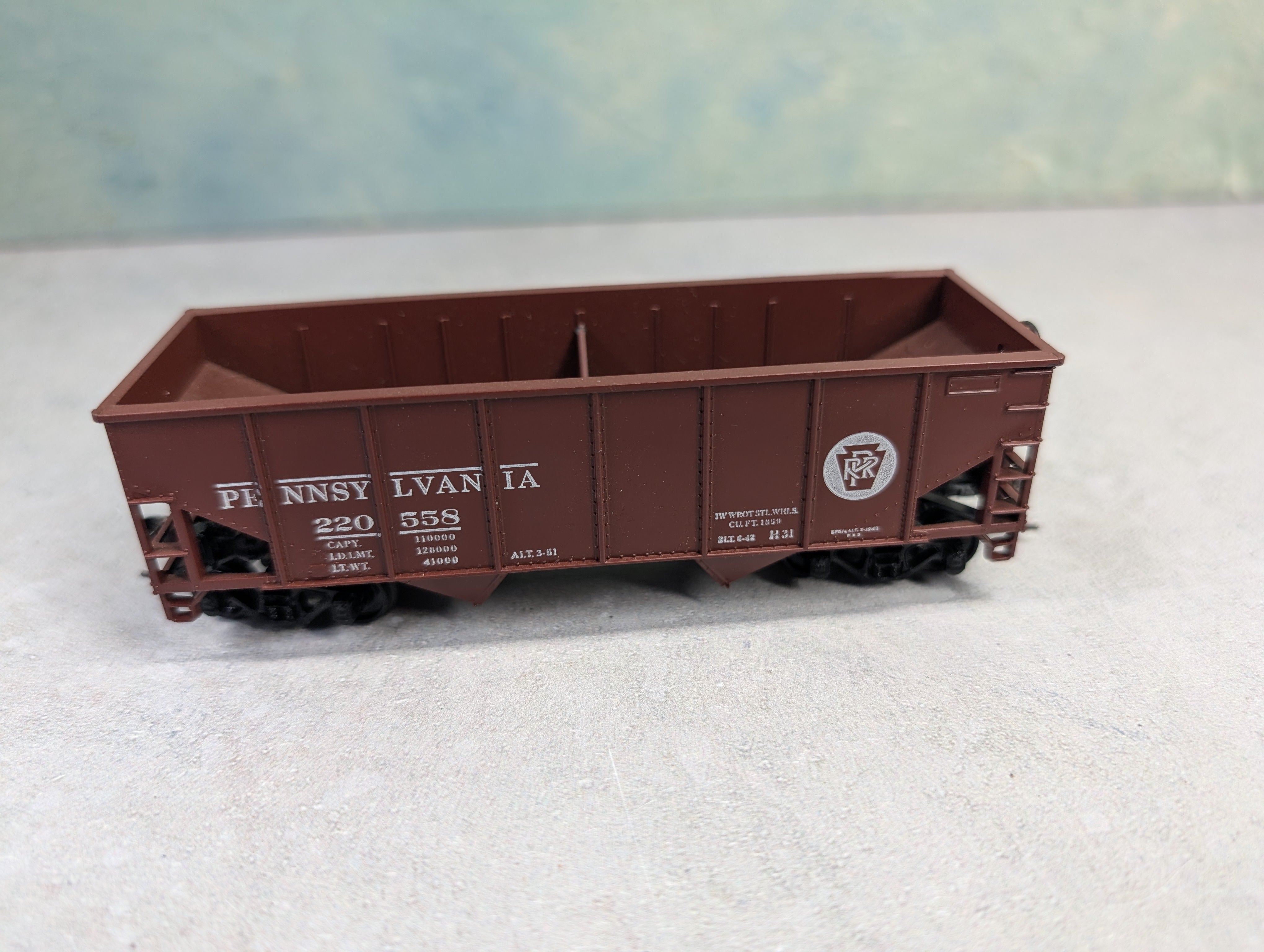 USED Athearn HO Scale 2 Bay Open Hopper Pennsylvania PRR #220558