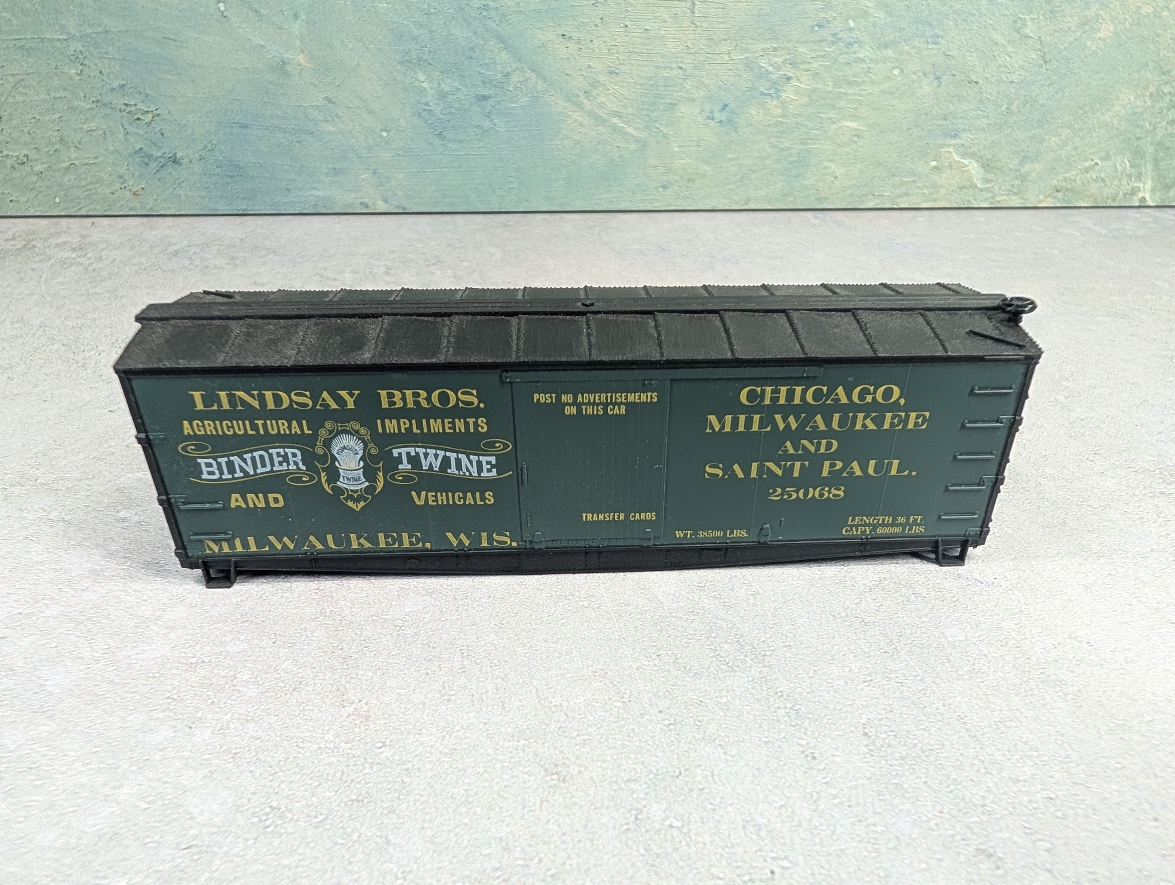 USED Roundhouse HO Scale Old Time Box Car Chicago Milwaukee & St Paul #25068 Lindsay Bros (Shell Only)