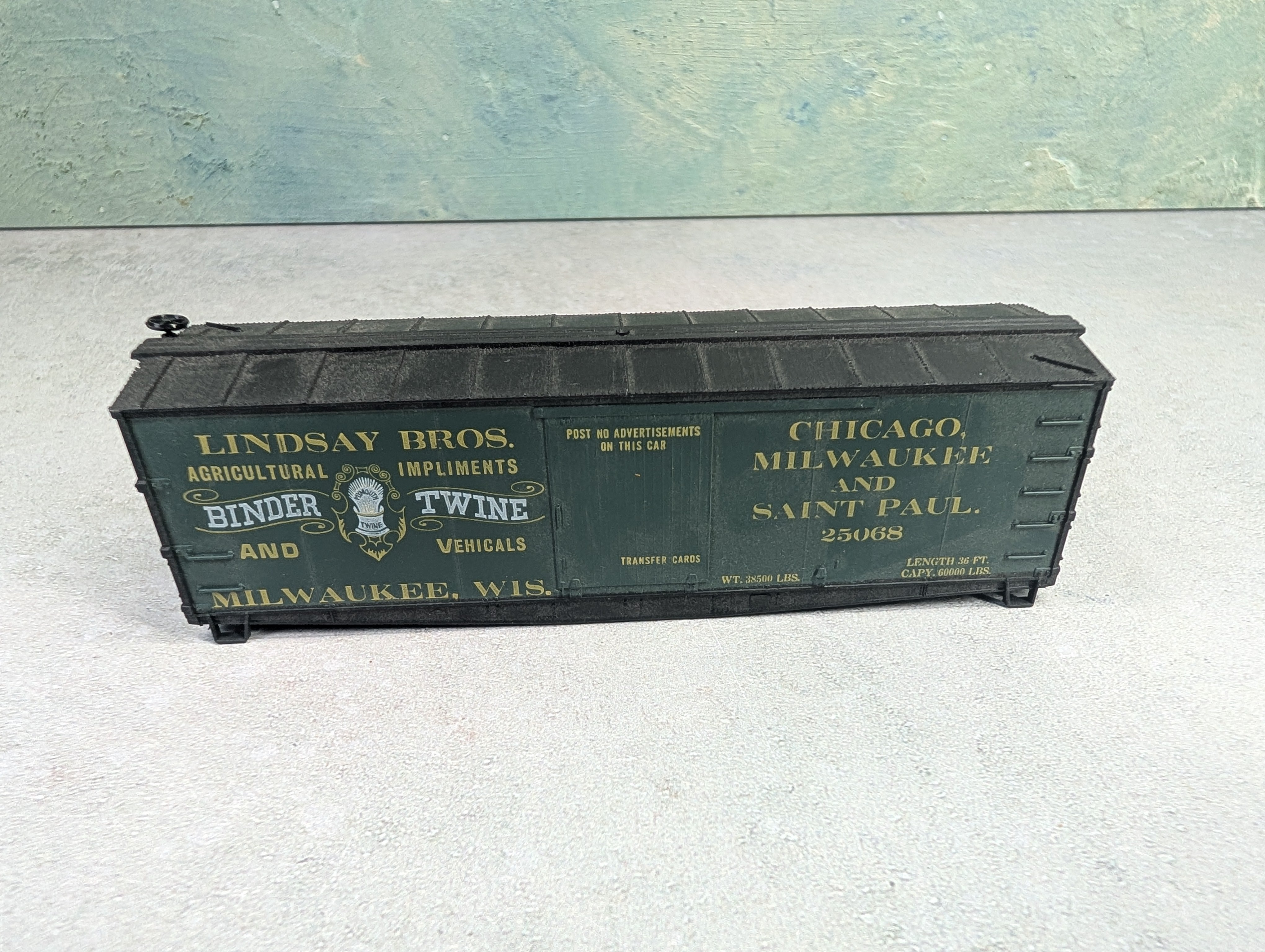 USED Roundhouse HO Scale Old Time Box Car Chicago Milwaukee & St Paul #25068 Lindsay Bros (Shell Only)