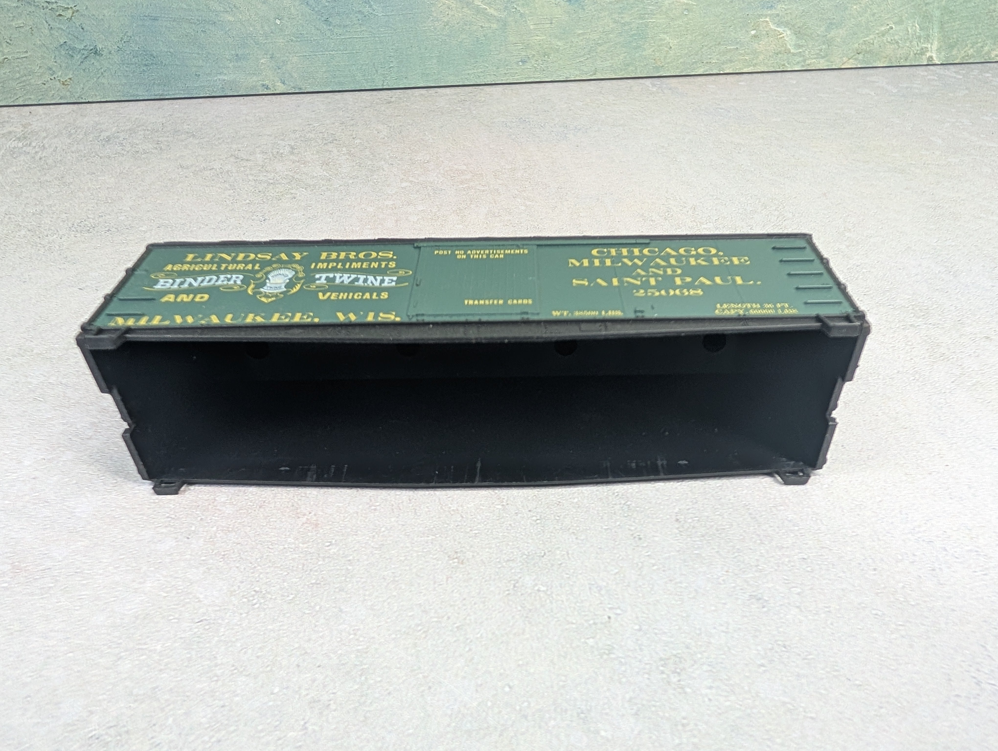 USED Roundhouse HO Scale Old Time Box Car Chicago Milwaukee & St Paul #25068 Lindsay Bros (Shell Only)