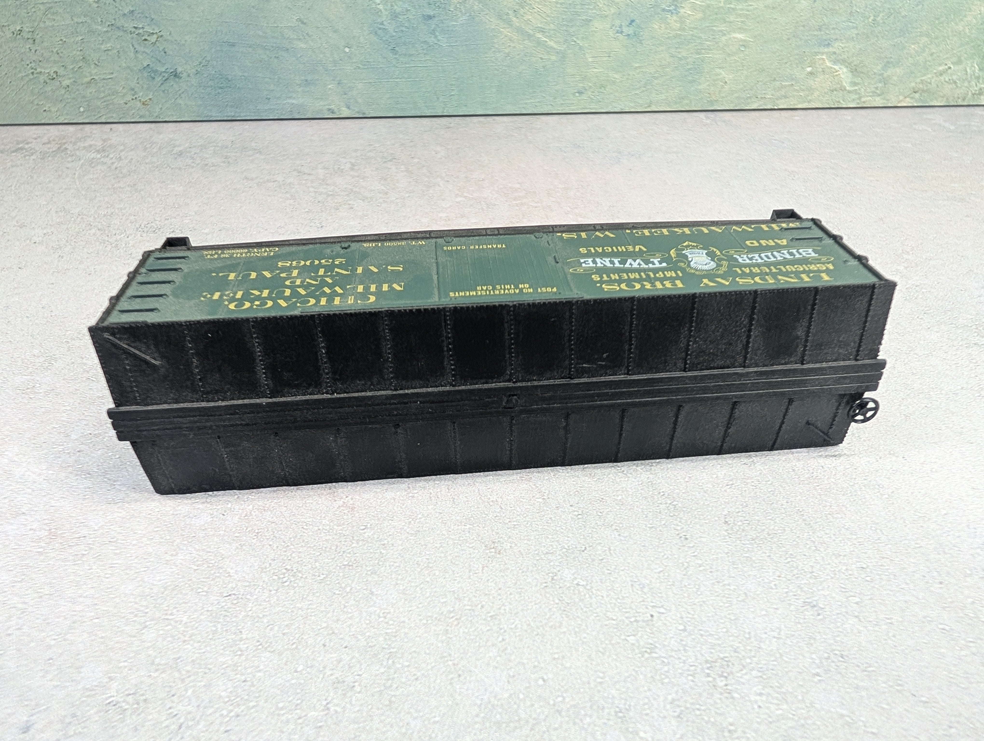 USED Roundhouse HO Scale Old Time Box Car Chicago Milwaukee & St Paul #25068 Lindsay Bros (Shell Only)