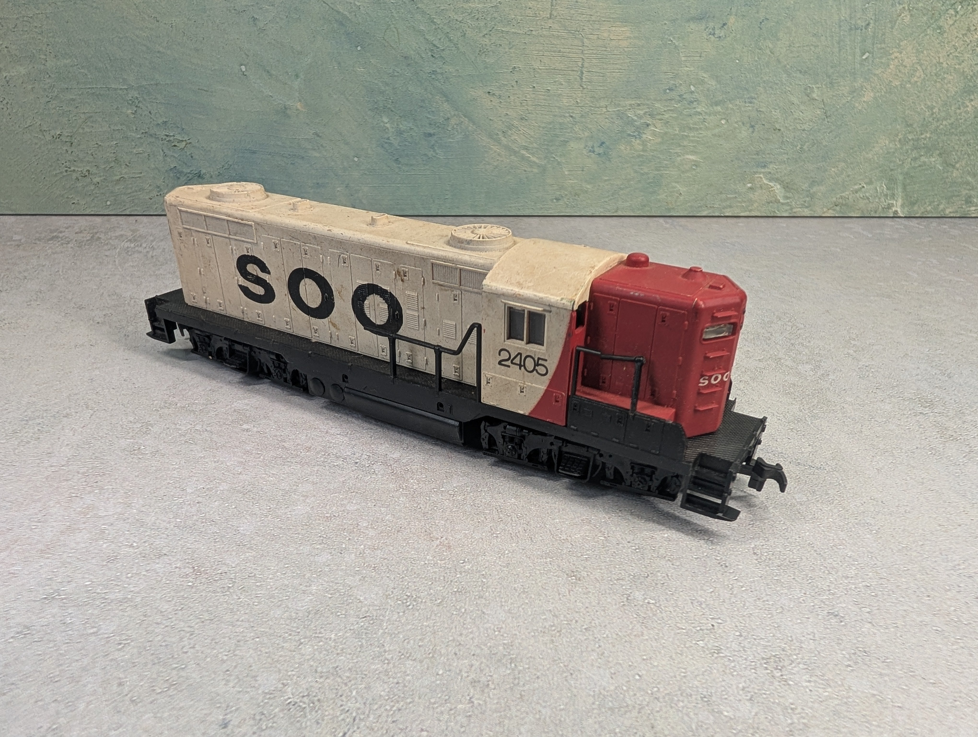 USED AHM HO Scale GP-18 High Nose Diesel Locomotive SOO Line #2405 Parts/Repairs Unpowered