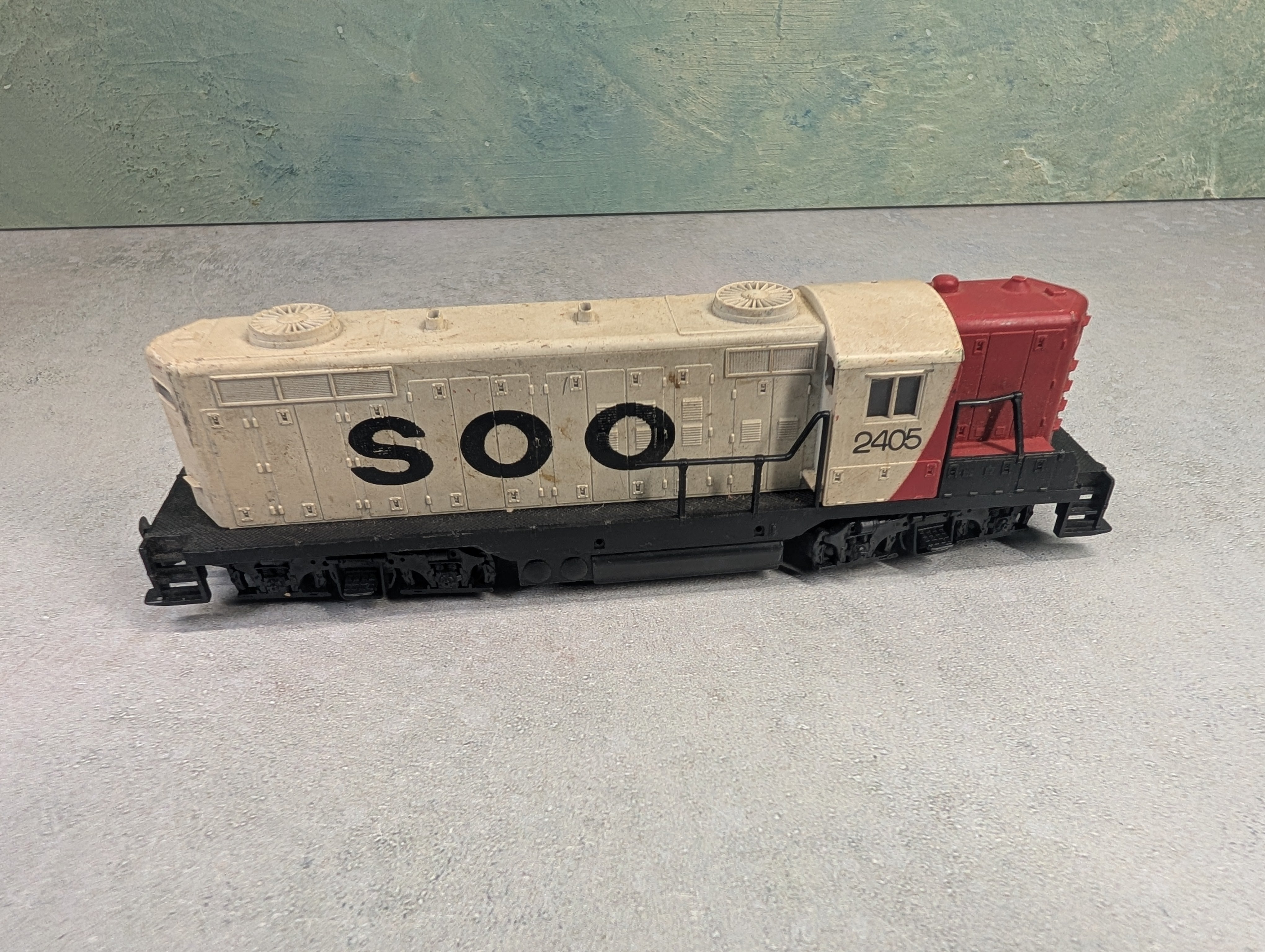 USED AHM HO Scale GP-18 High Nose Diesel Locomotive SOO Line #2405 Parts/Repairs Unpowered