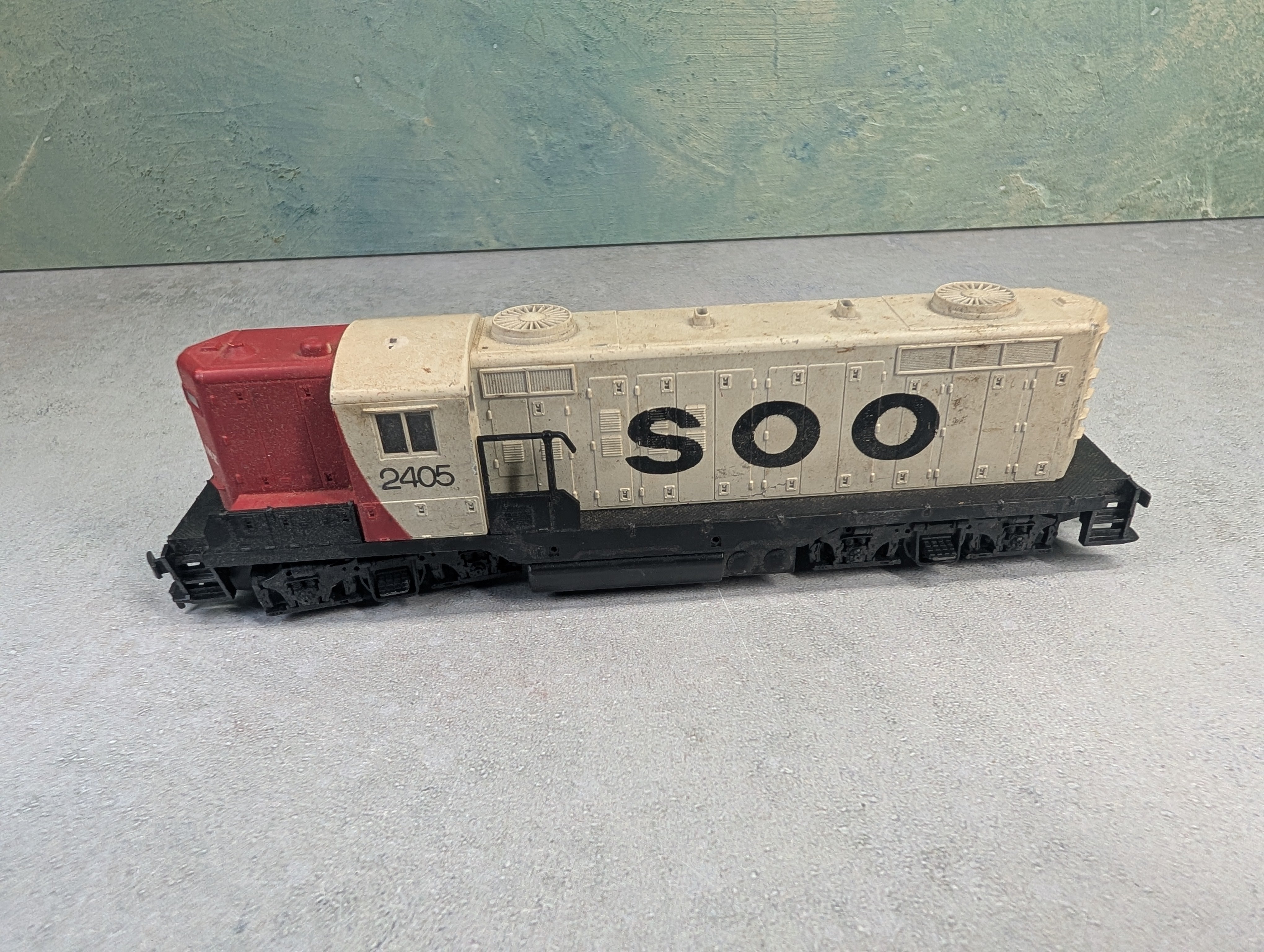 USED AHM HO Scale GP-18 High Nose Diesel Locomotive SOO Line #2405 Parts/Repairs Unpowered