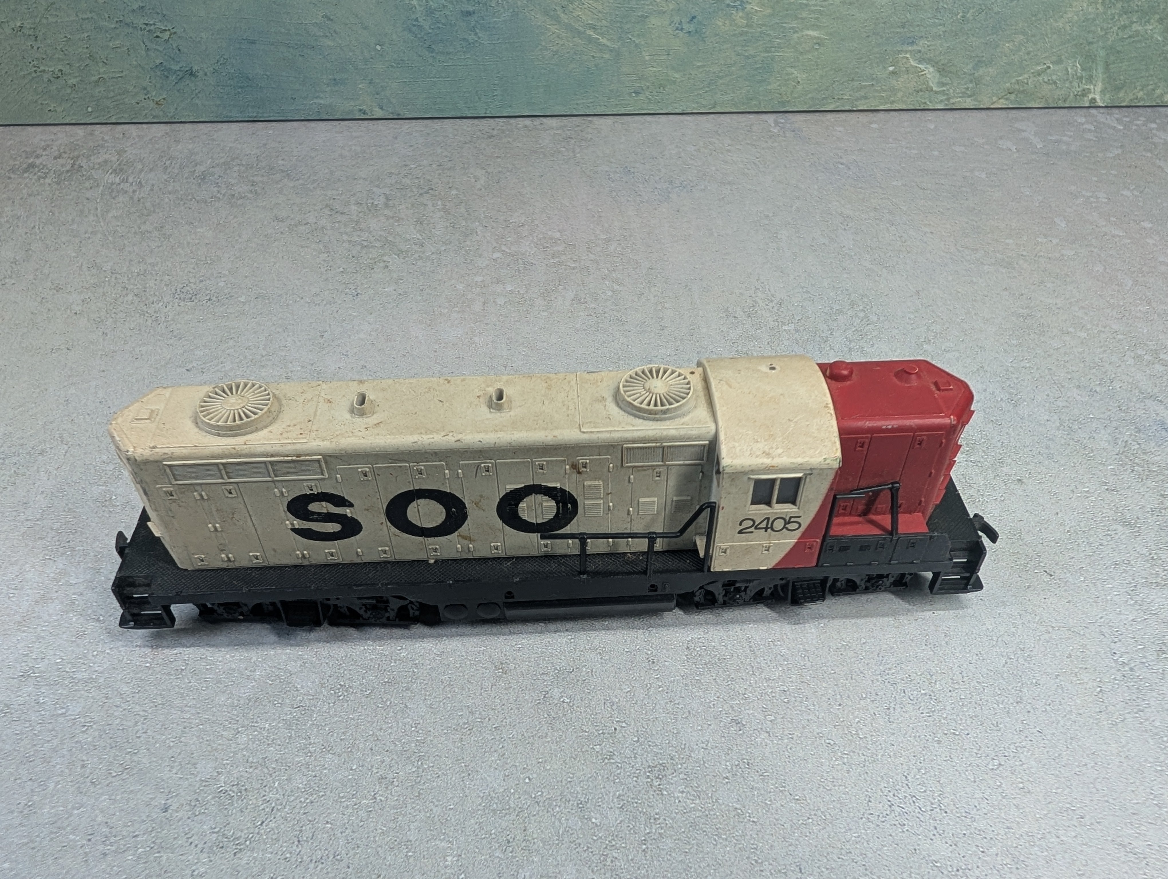 USED AHM HO Scale GP-18 High Nose Diesel Locomotive SOO Line #2405 Parts/Repairs Unpowered