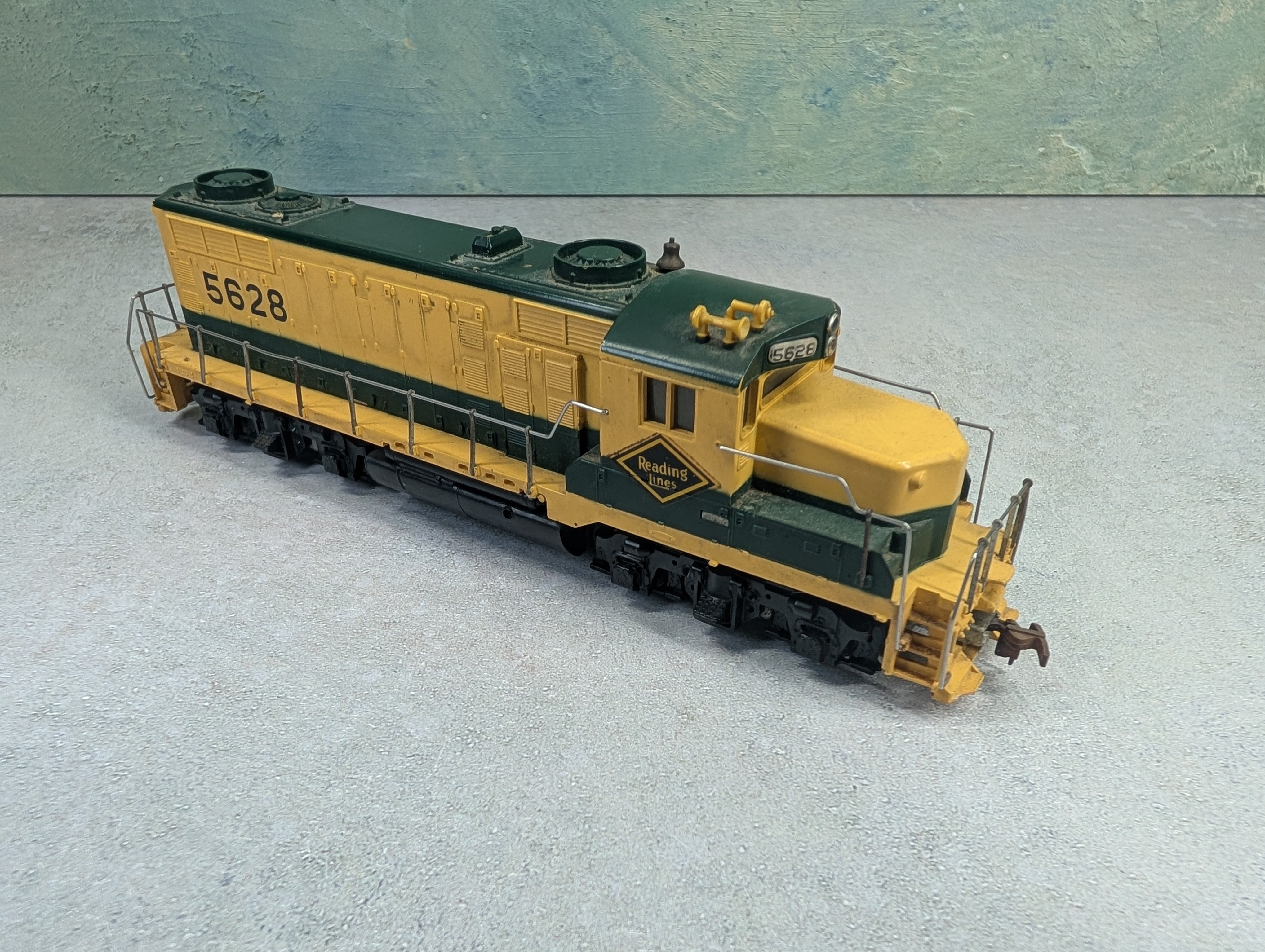 USED Mantua HO Scale GP-20 Diesel Locomotive Reading #5628 Parts/Repairs DC