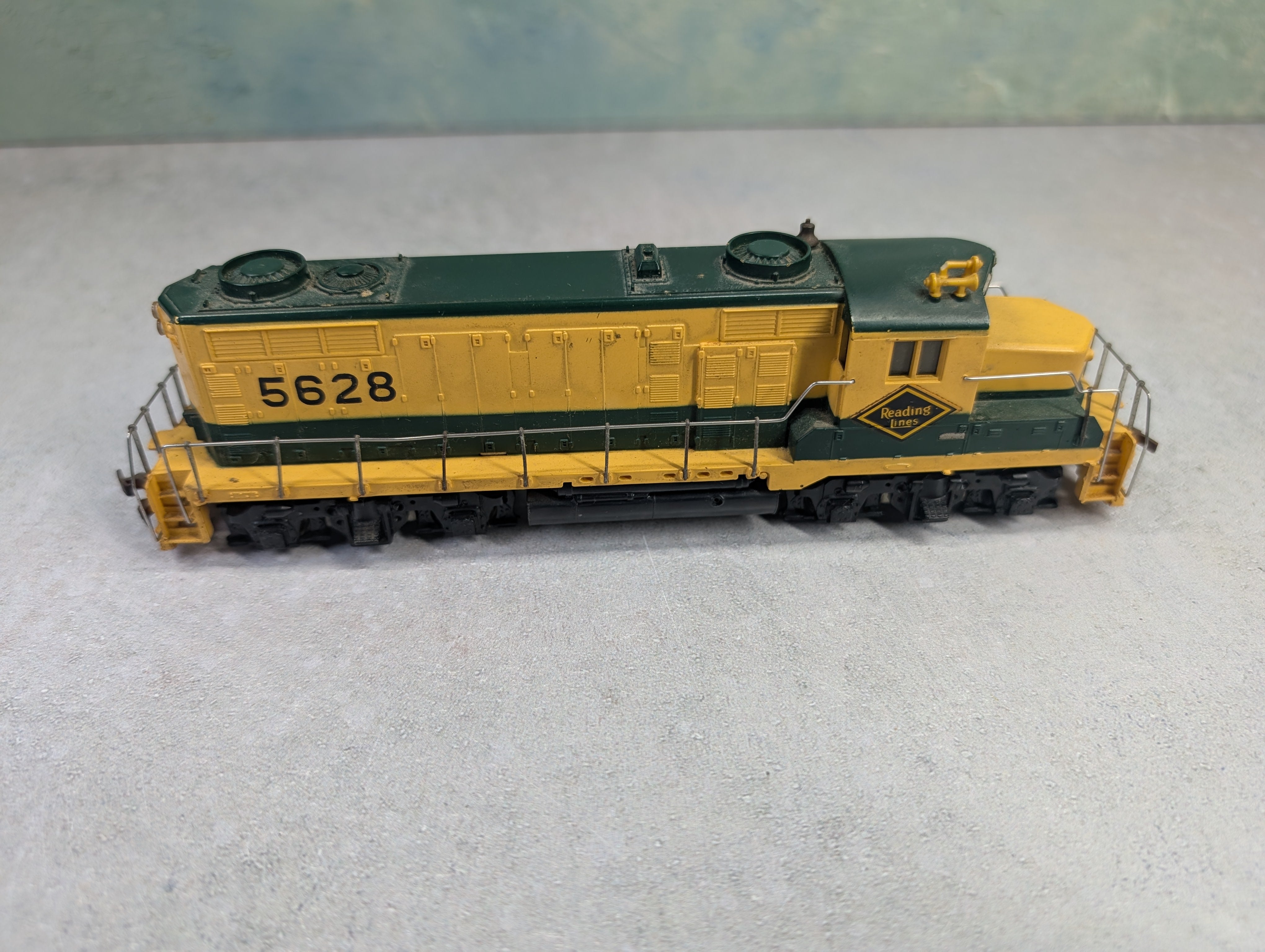 USED Mantua HO Scale GP-20 Diesel Locomotive Reading #5628 Parts/Repairs DC