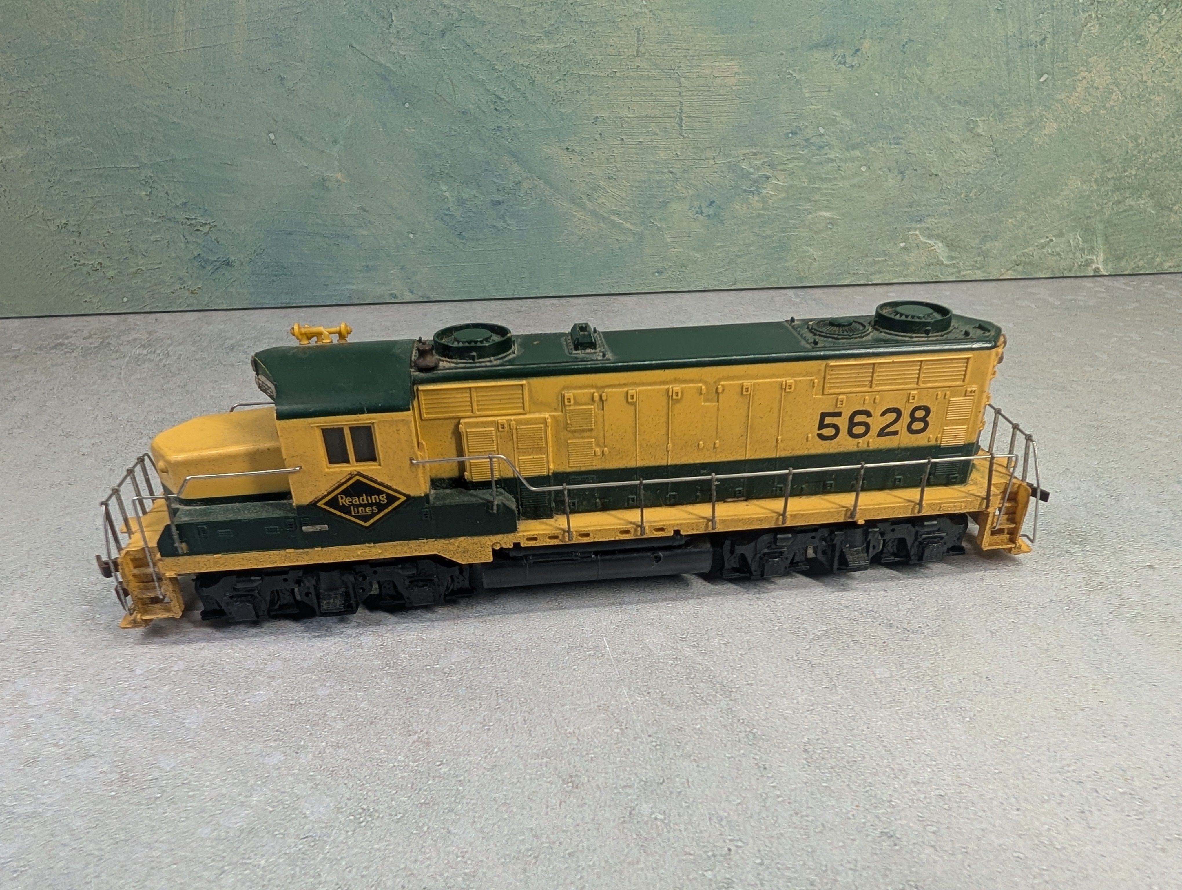 USED Mantua HO Scale GP-20 Diesel Locomotive Reading #5628 Parts/Repairs DC