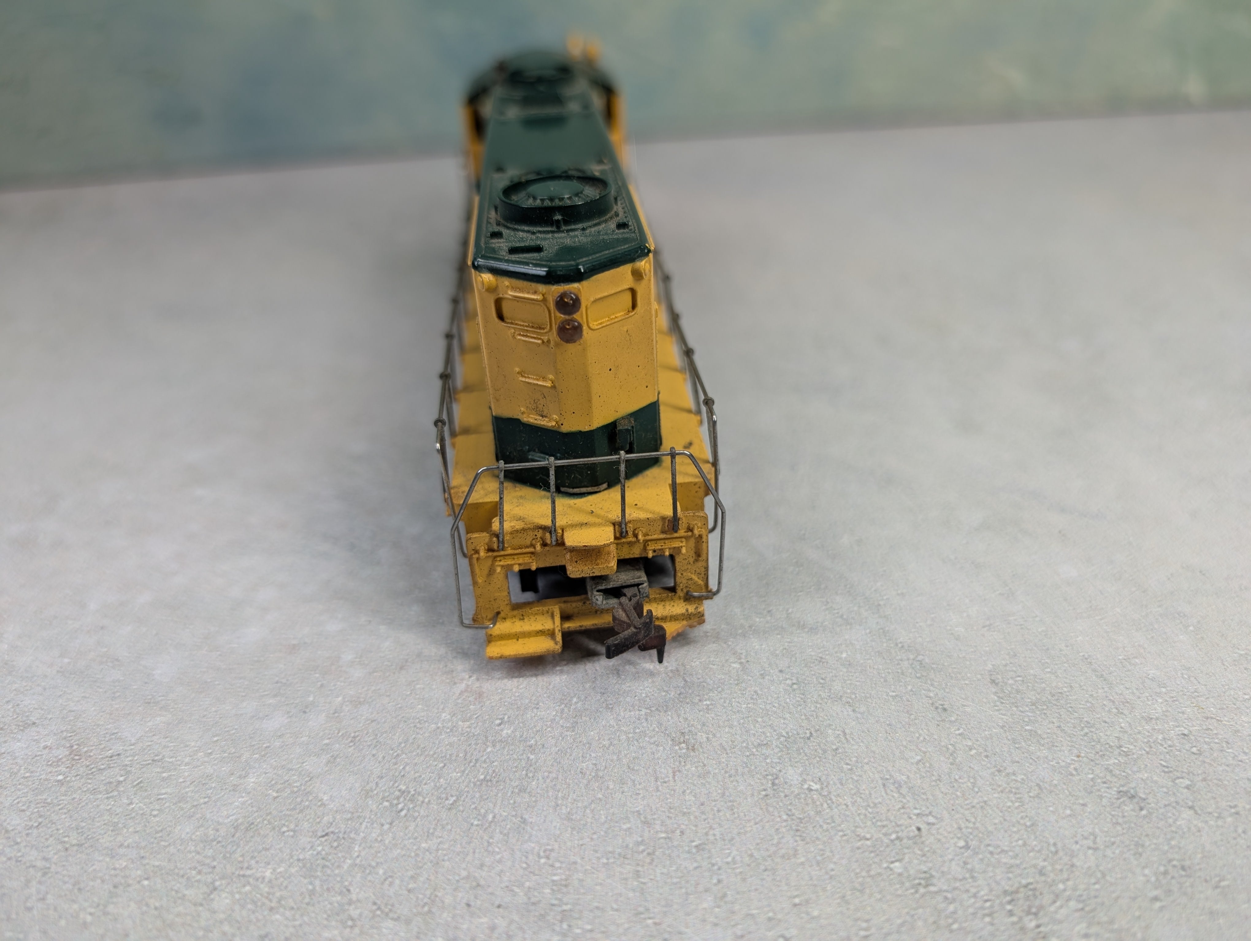 USED Mantua HO Scale GP-20 Diesel Locomotive Reading #5628 Parts/Repairs DC