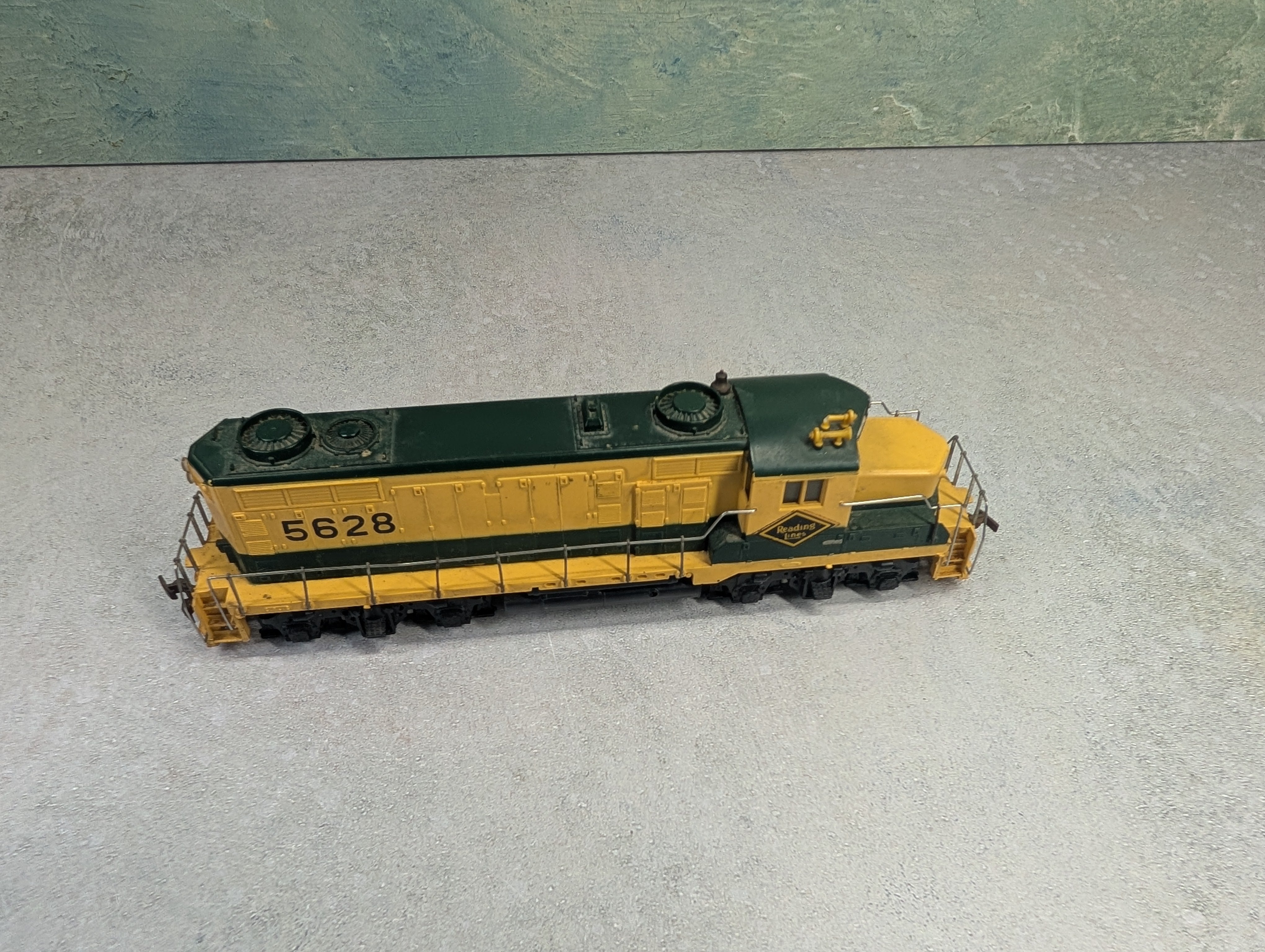 USED Mantua HO Scale GP-20 Diesel Locomotive Reading #5628 Parts/Repairs DC