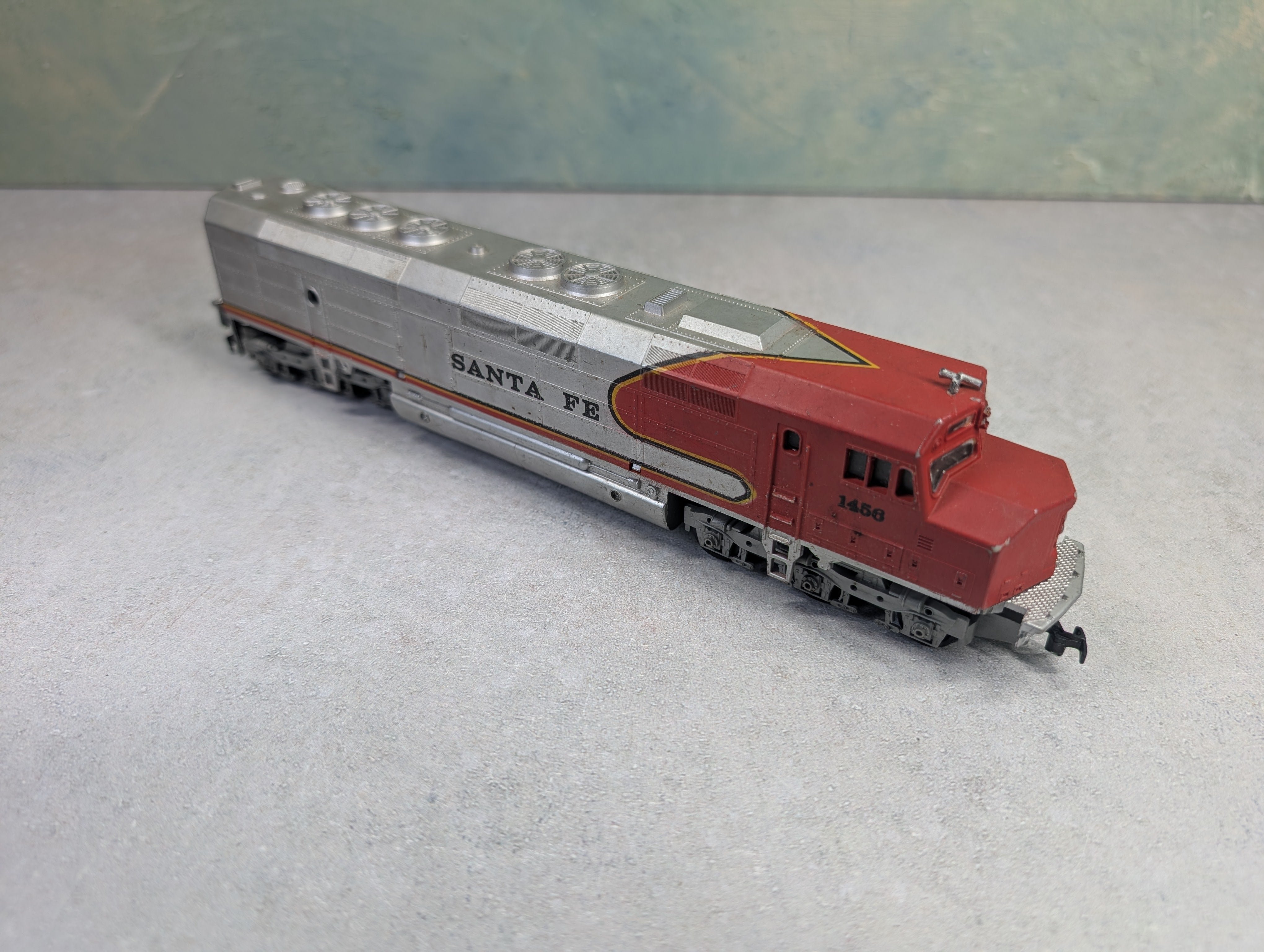 USED AHM HO Scale FP-45 Diesel Locomotive Santa Fe ATSF #1456 Unpowered