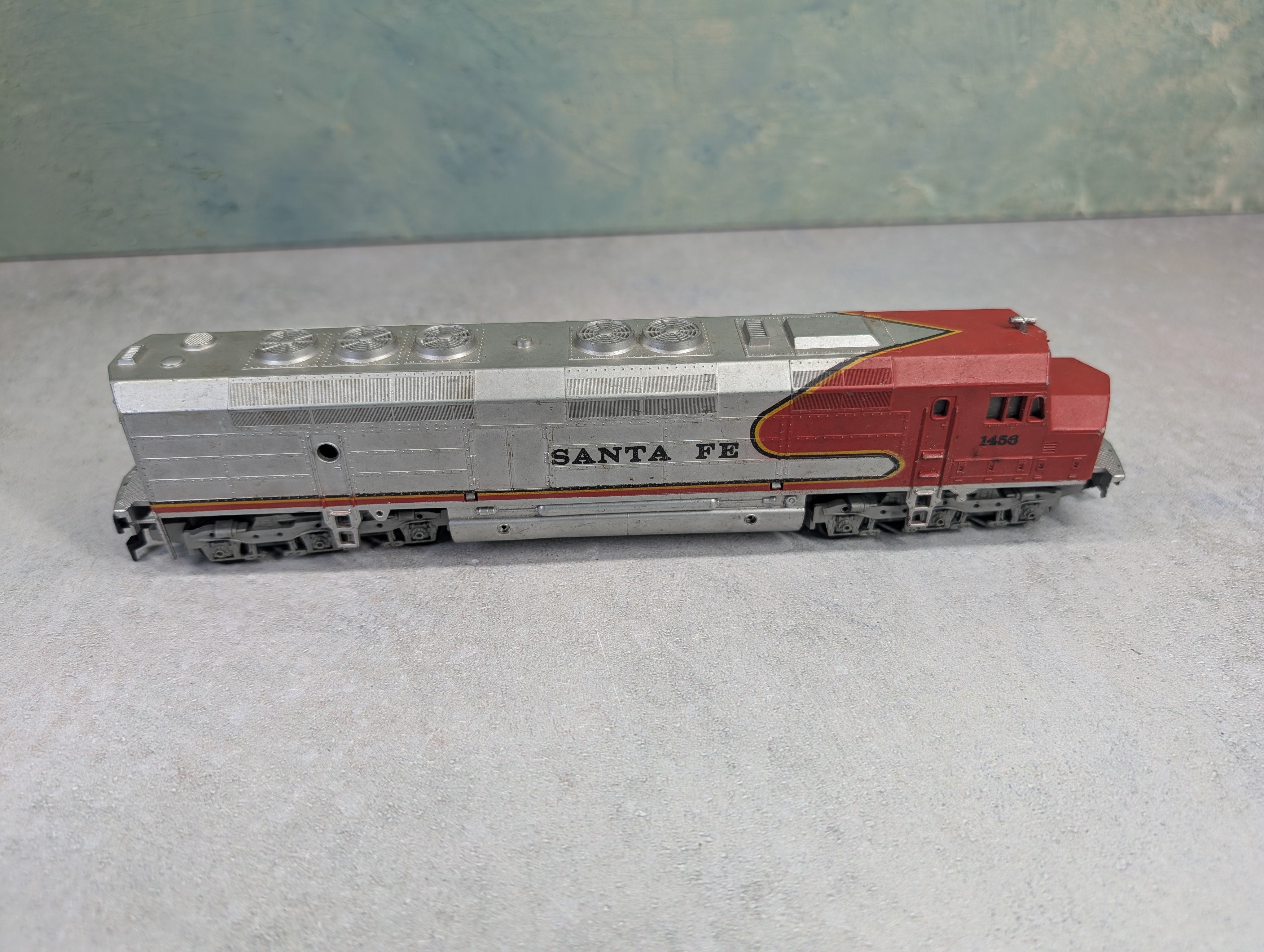 USED AHM HO Scale FP-45 Diesel Locomotive Santa Fe ATSF #1456 Unpowered