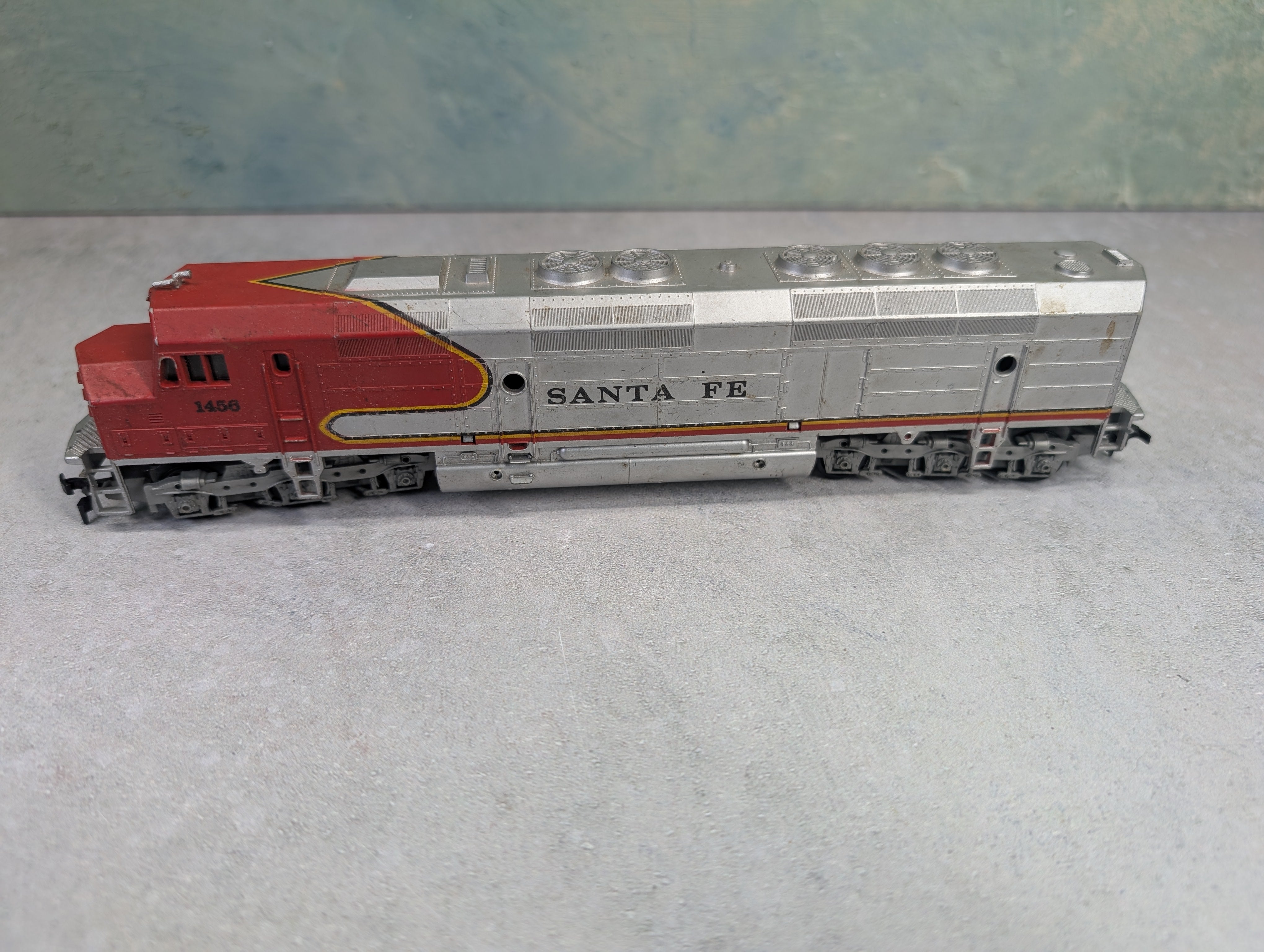 USED AHM HO Scale FP-45 Diesel Locomotive Santa Fe ATSF #1456 Unpowered