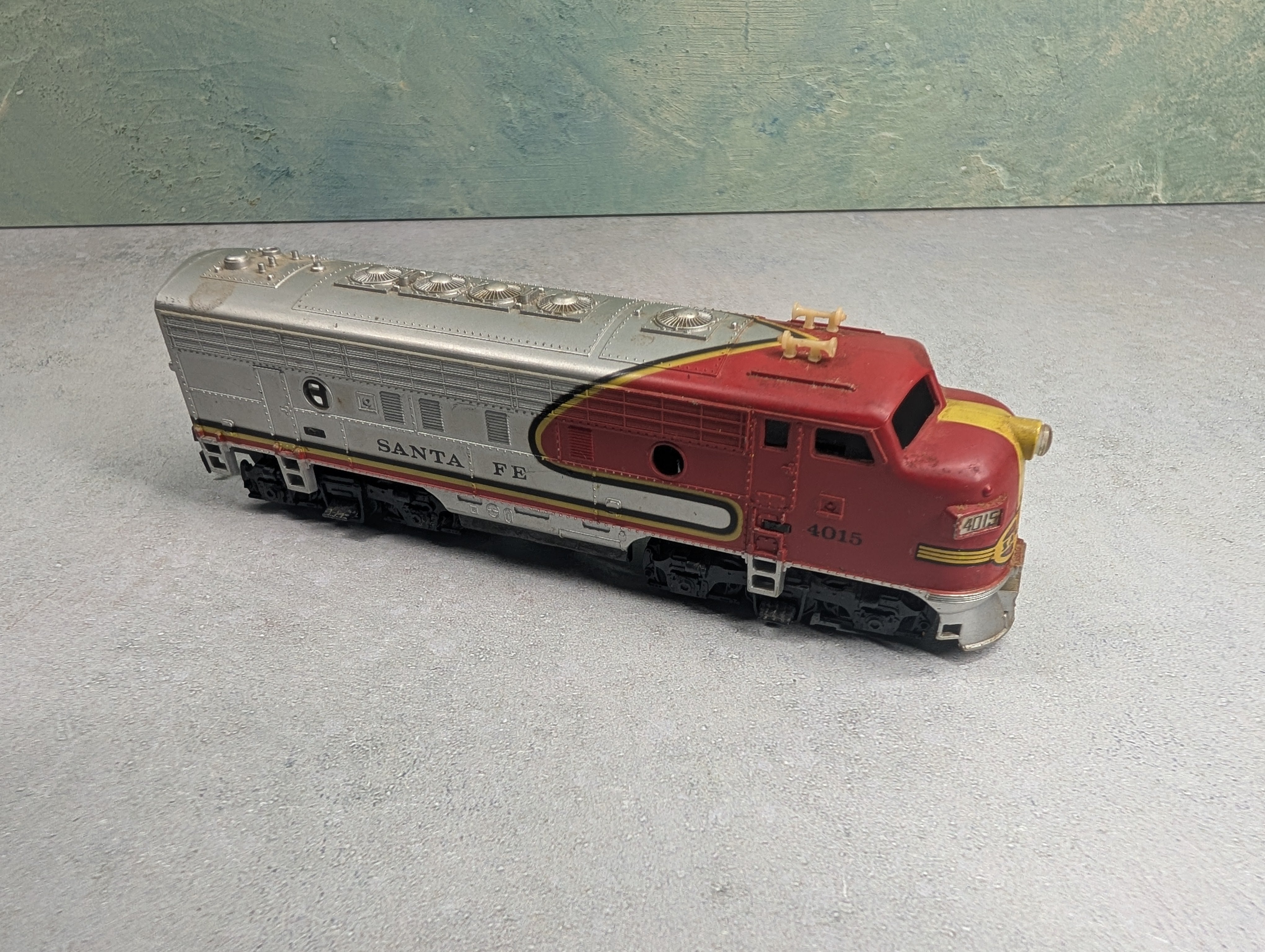 USED Tyco HO Scale Diesel Locomotive Santa Fe ATSF #4015 Unpowered