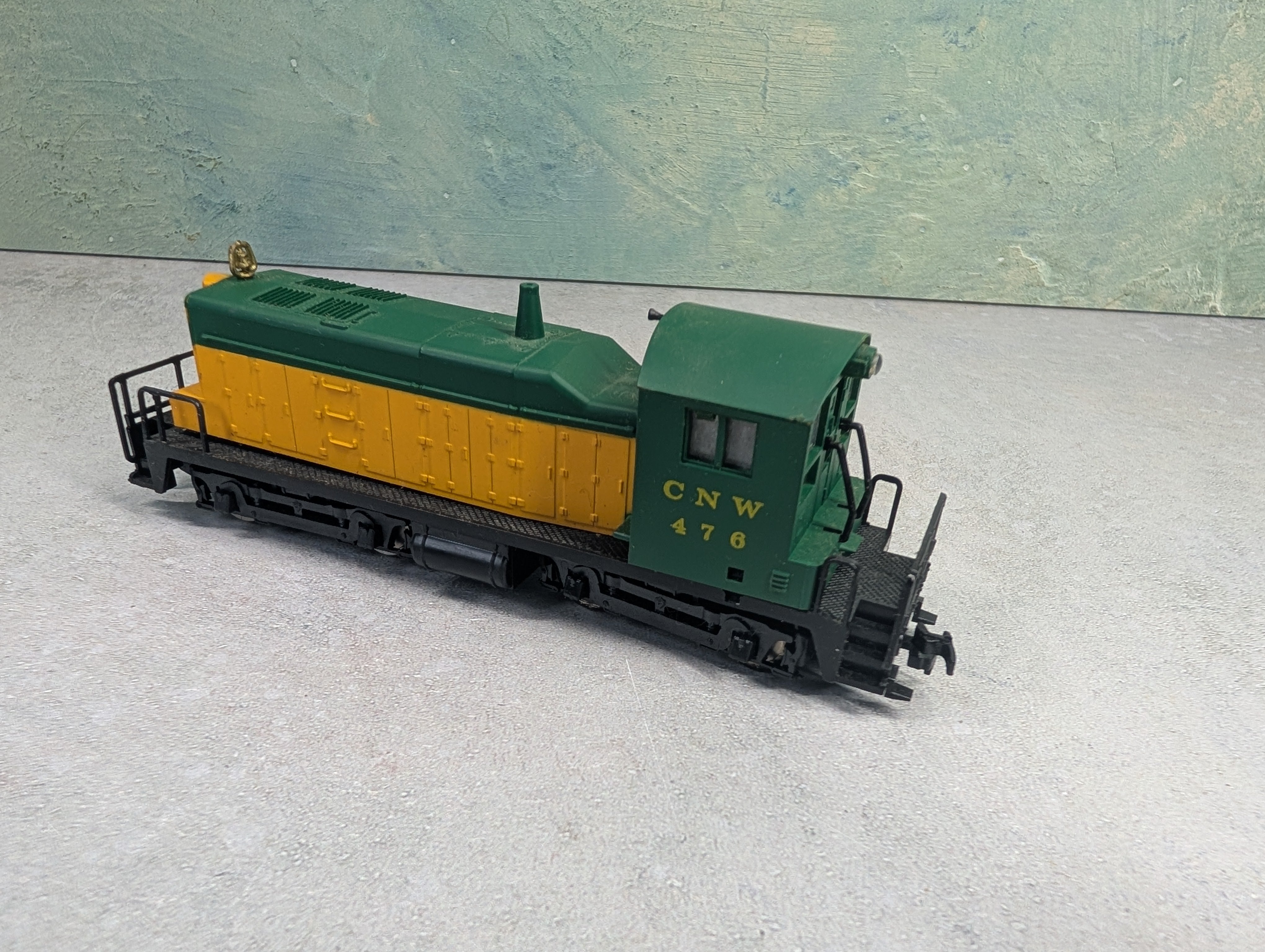 USED AHM HO Scale SW1 Switcher Diesel Locomotive Chicago & North Western #476 Runs DC