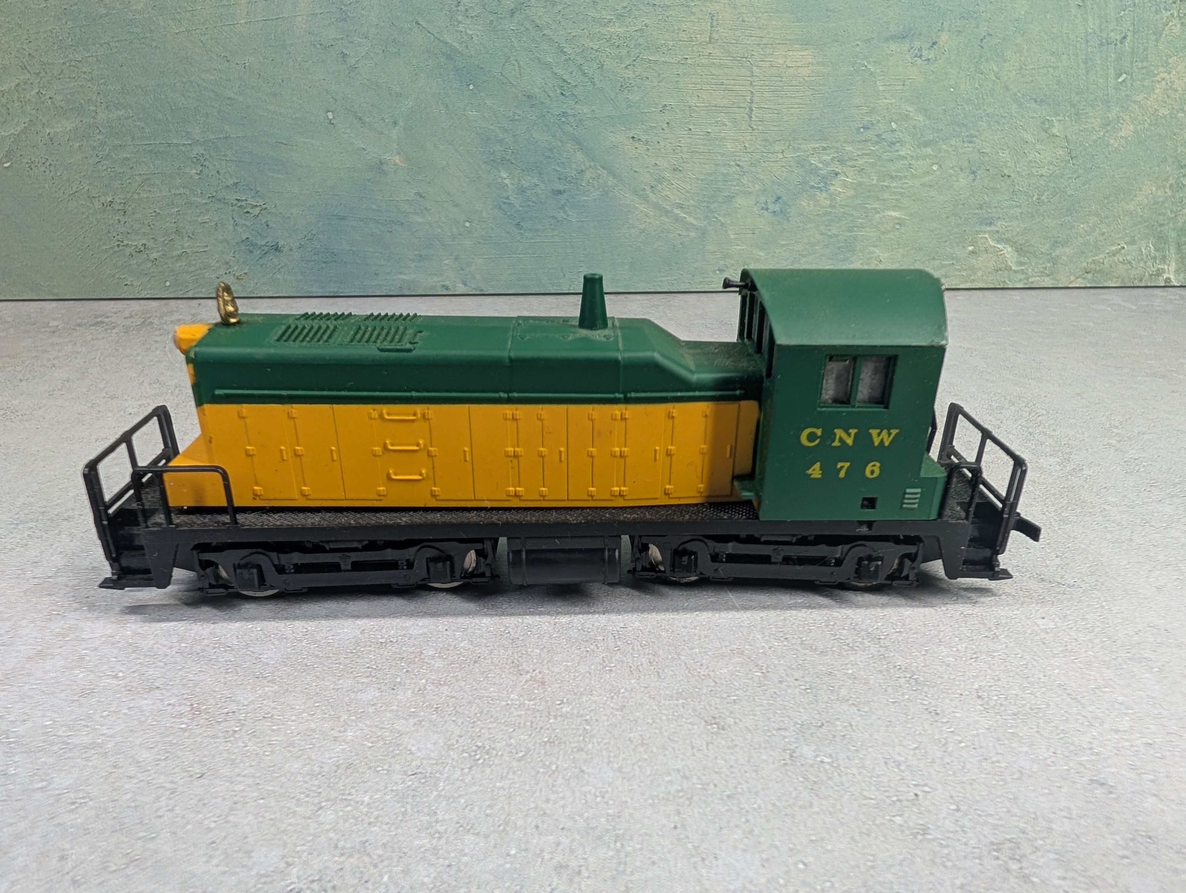 USED AHM HO Scale SW1 Switcher Diesel Locomotive Chicago & North Western #476 Runs DC