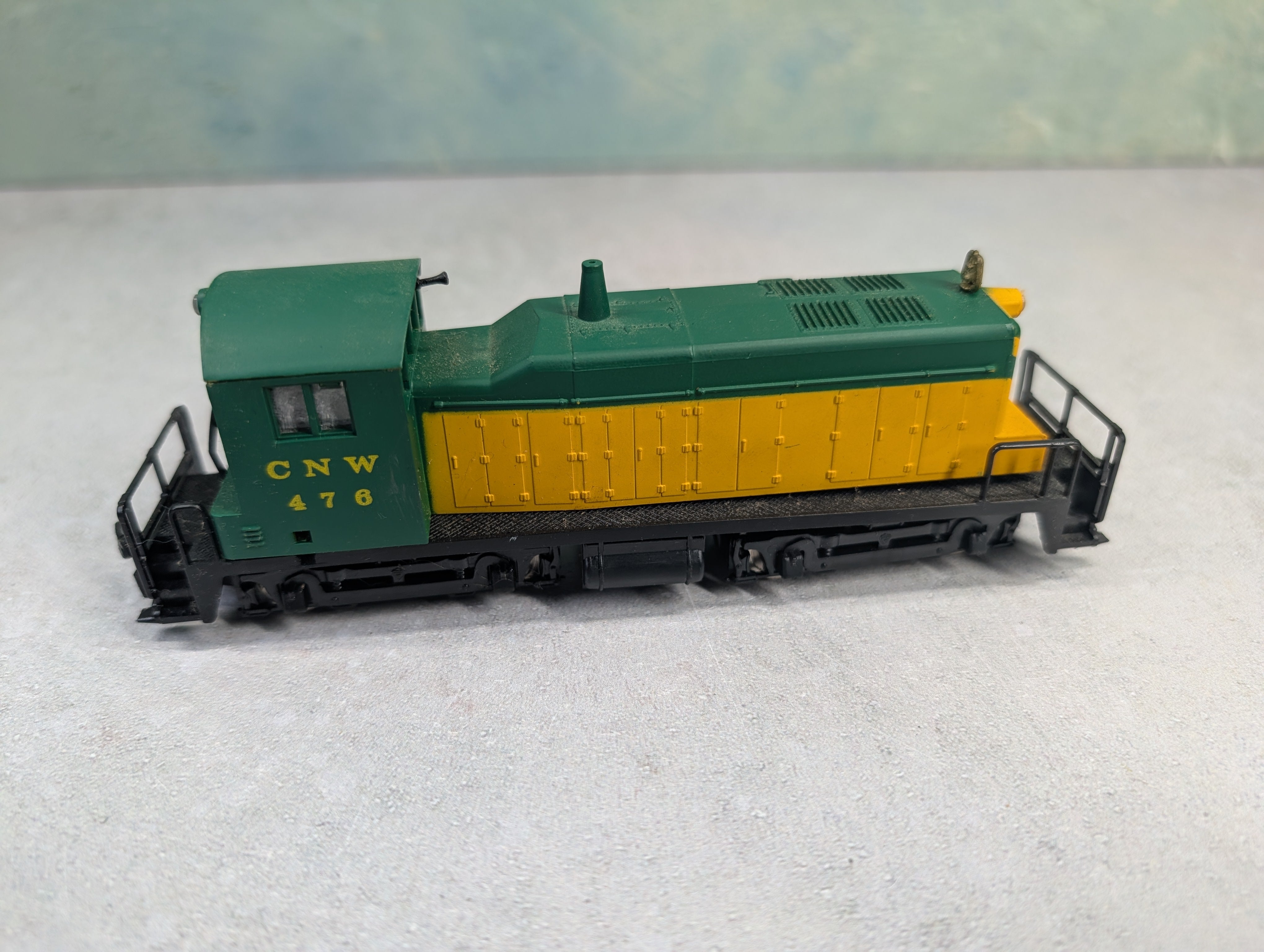 USED AHM HO Scale SW1 Switcher Diesel Locomotive Chicago & North Western #476 Runs DC
