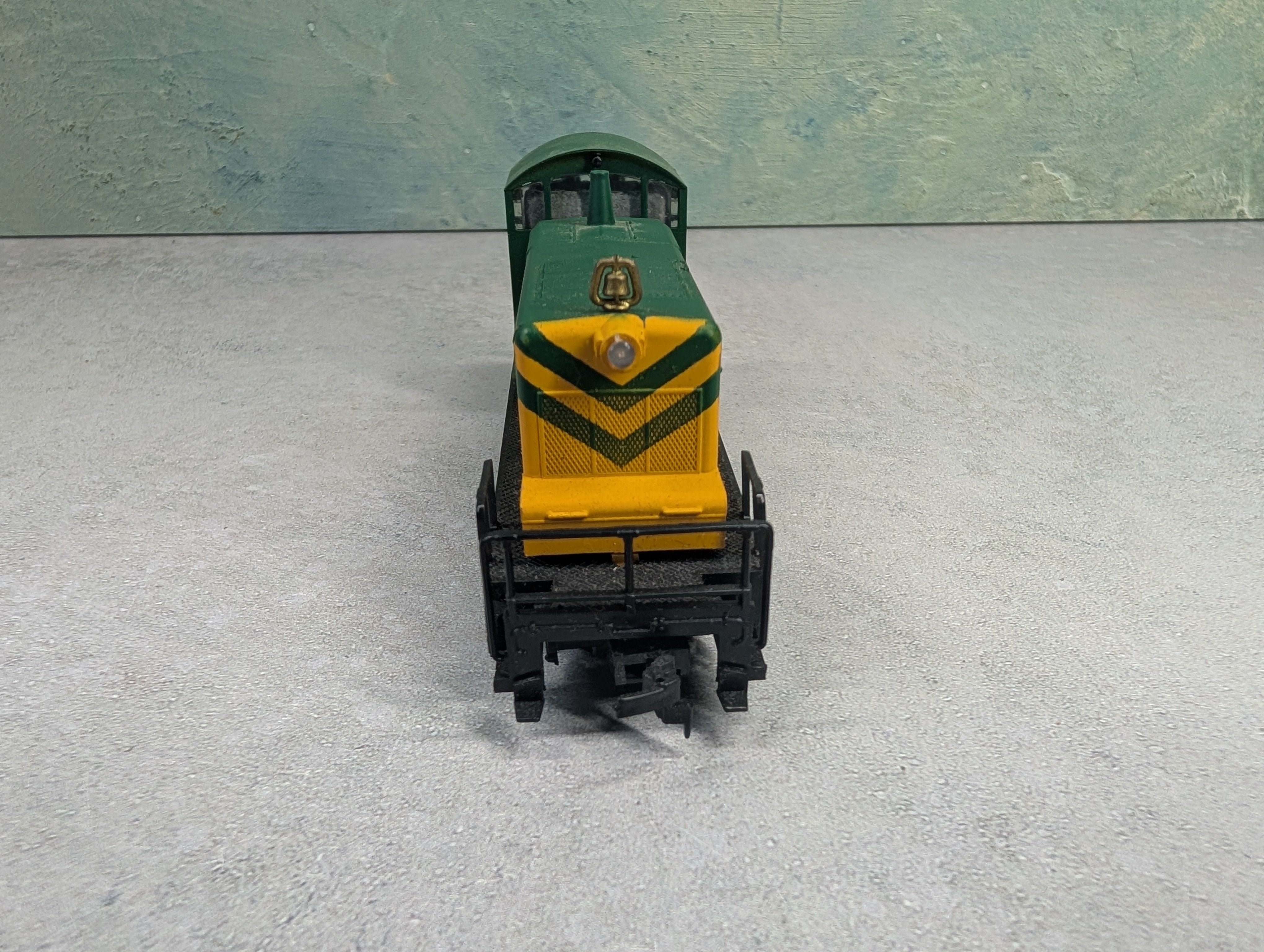USED AHM HO Scale SW1 Switcher Diesel Locomotive Chicago & North Western #476 Runs DC