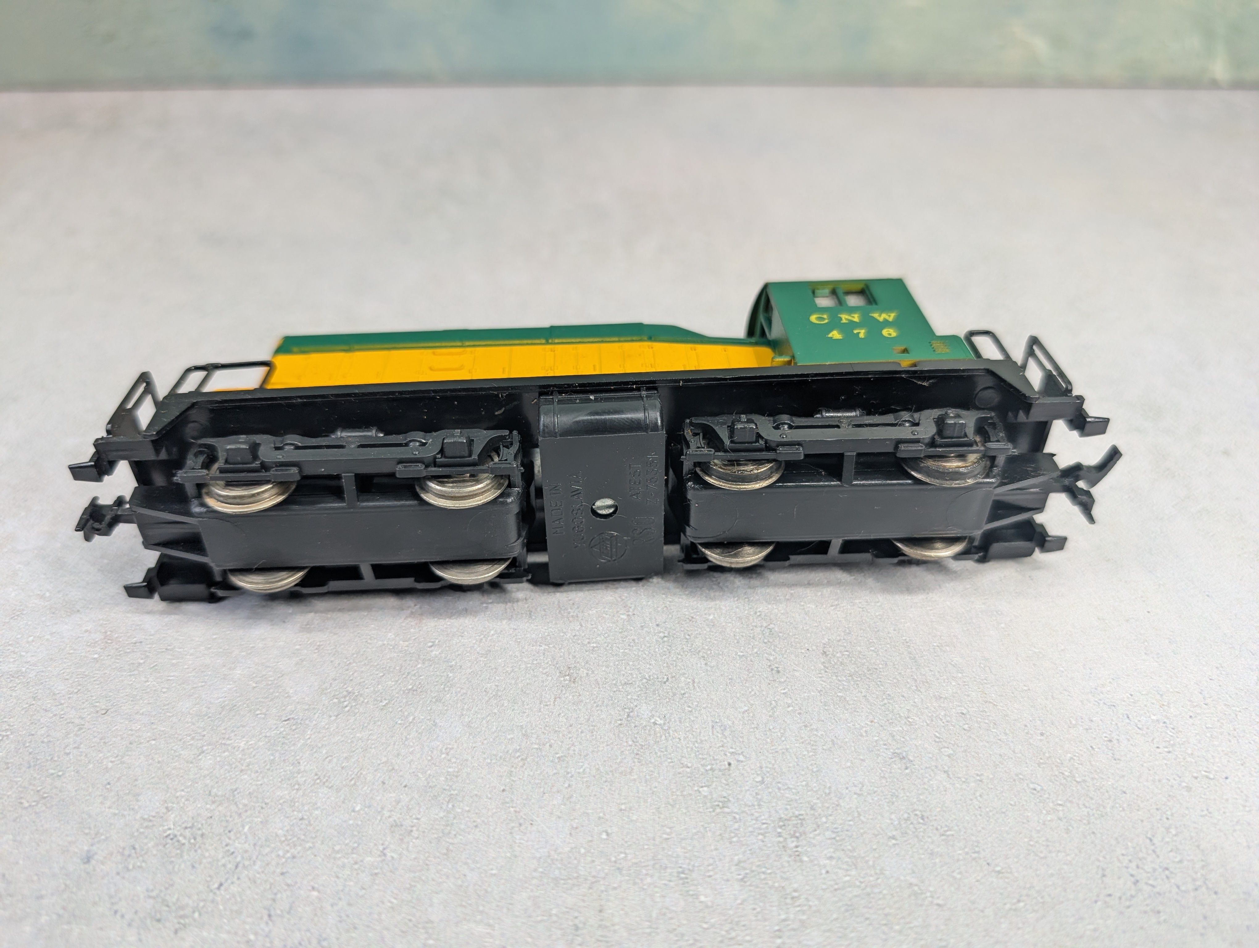 USED AHM HO Scale SW1 Switcher Diesel Locomotive Chicago & North Western #476 Runs DC