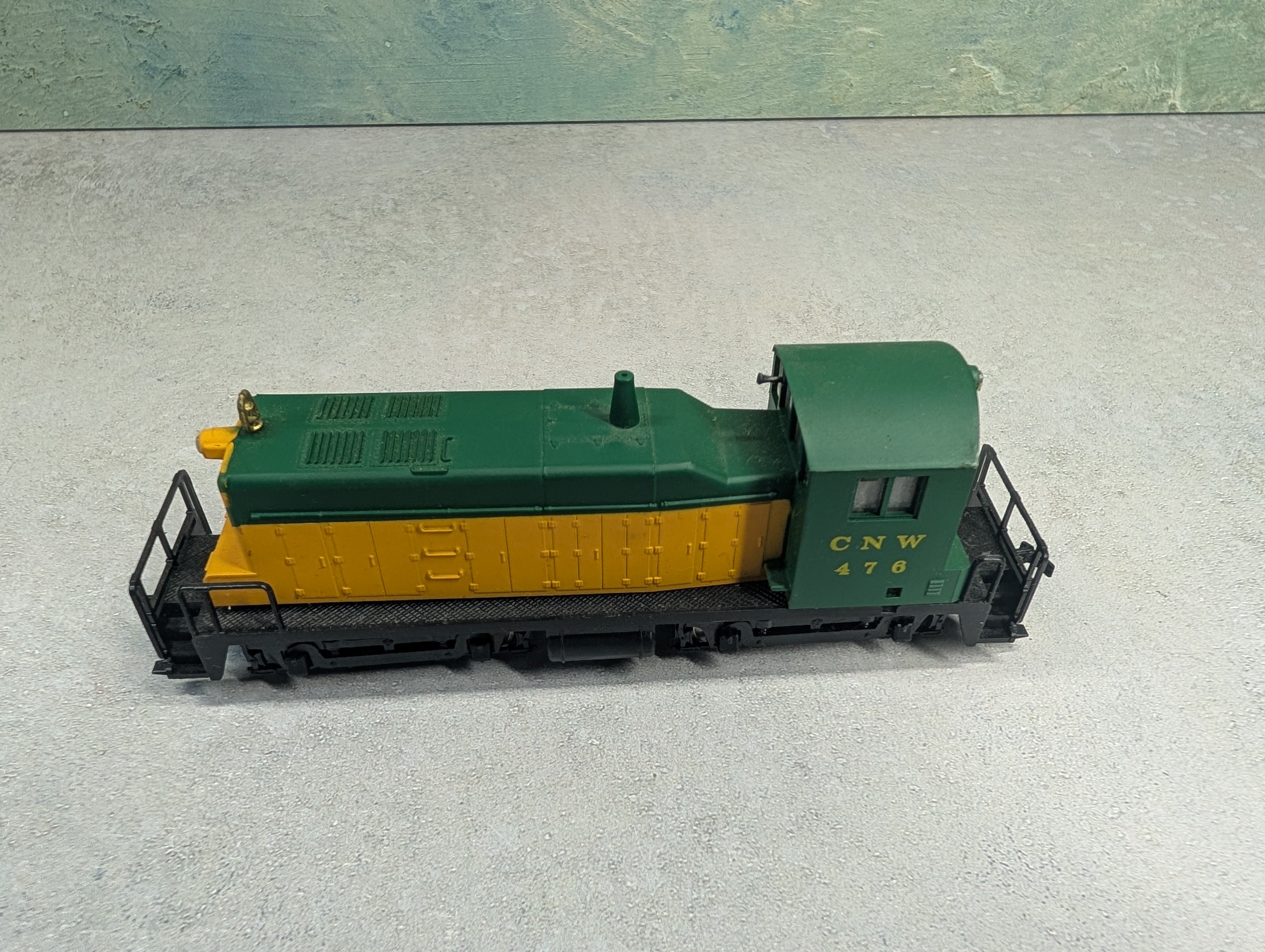 USED AHM HO Scale SW1 Switcher Diesel Locomotive Chicago & North Western #476 Runs DC