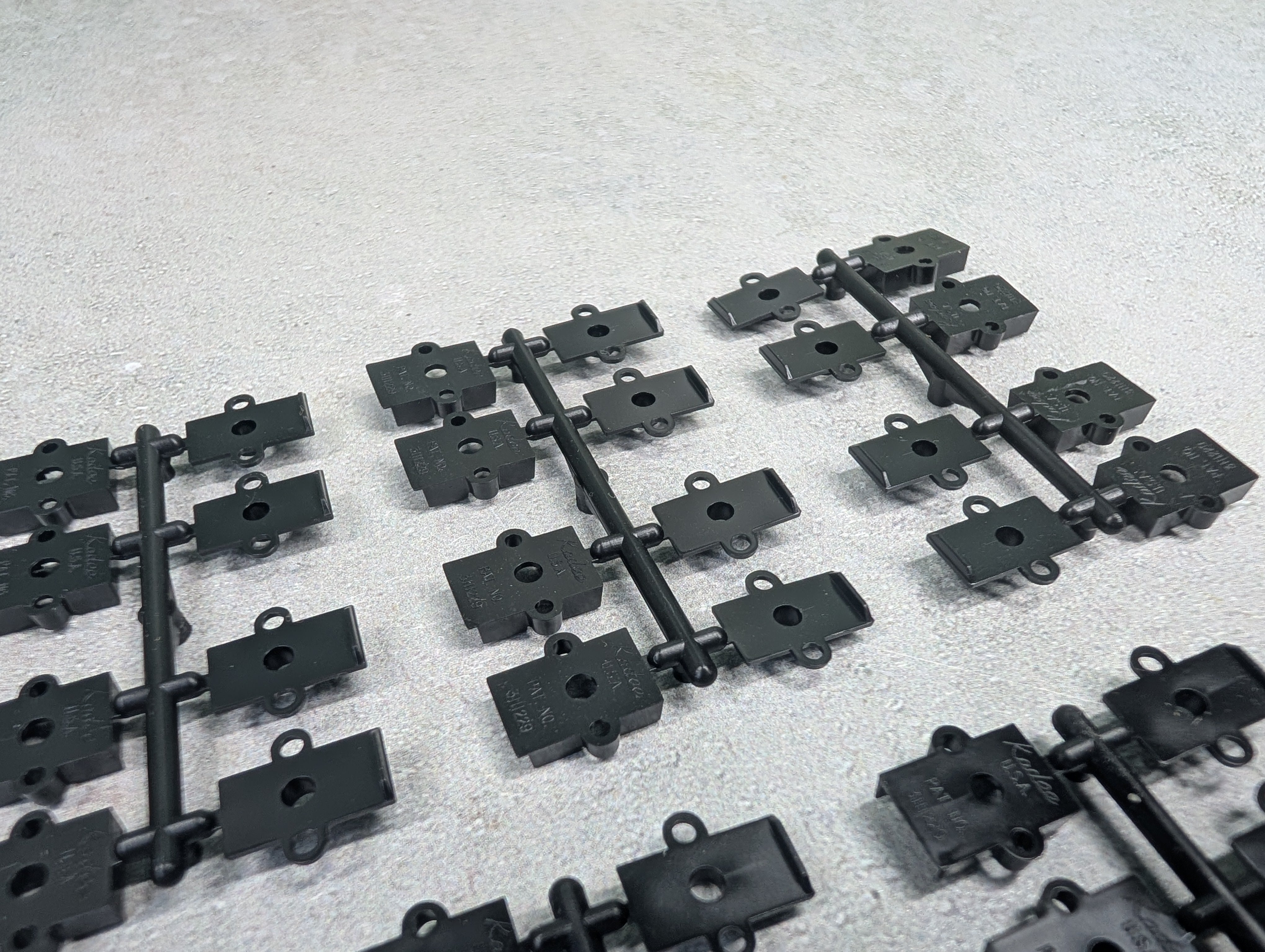 USED HO Scale Coupler Gearboxes & Lids (For 10 Cars)