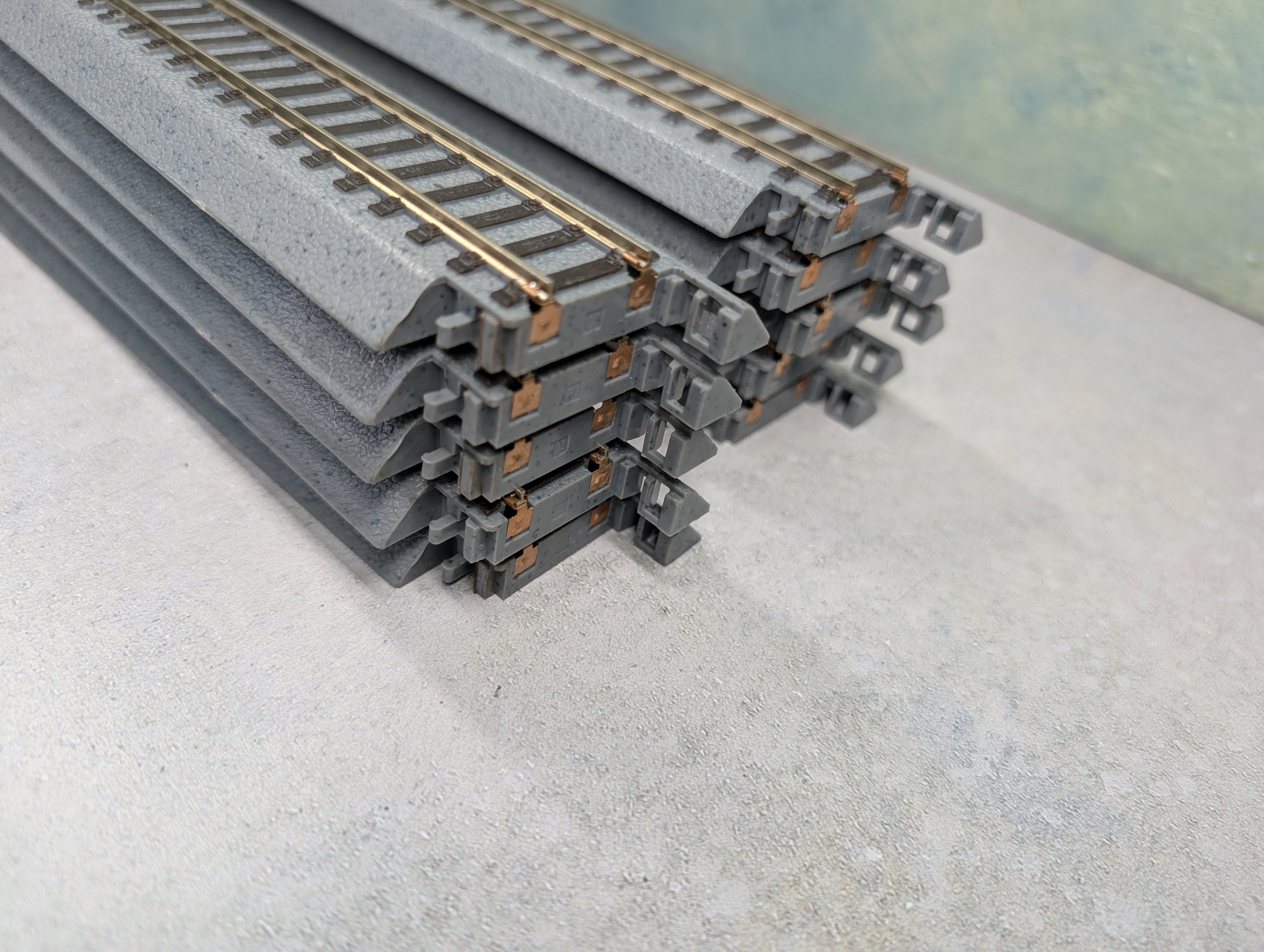 USED WalthersTrainline HO Scale Power-Loc 9" Straight Track Gray (10 pcs)