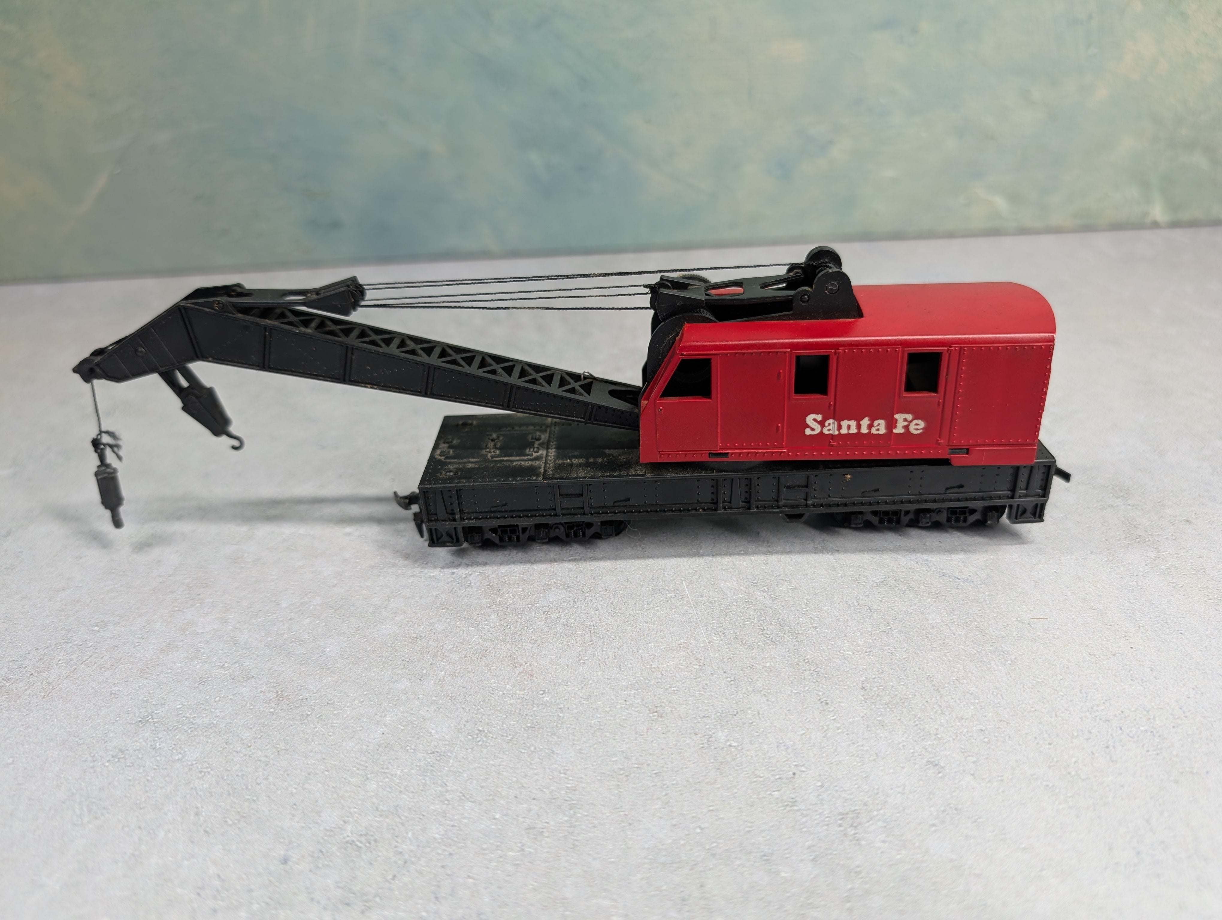 USED Tyco HO Scale Operating Red Crane w/ Cranking Tool Santa Fe ATSF Works