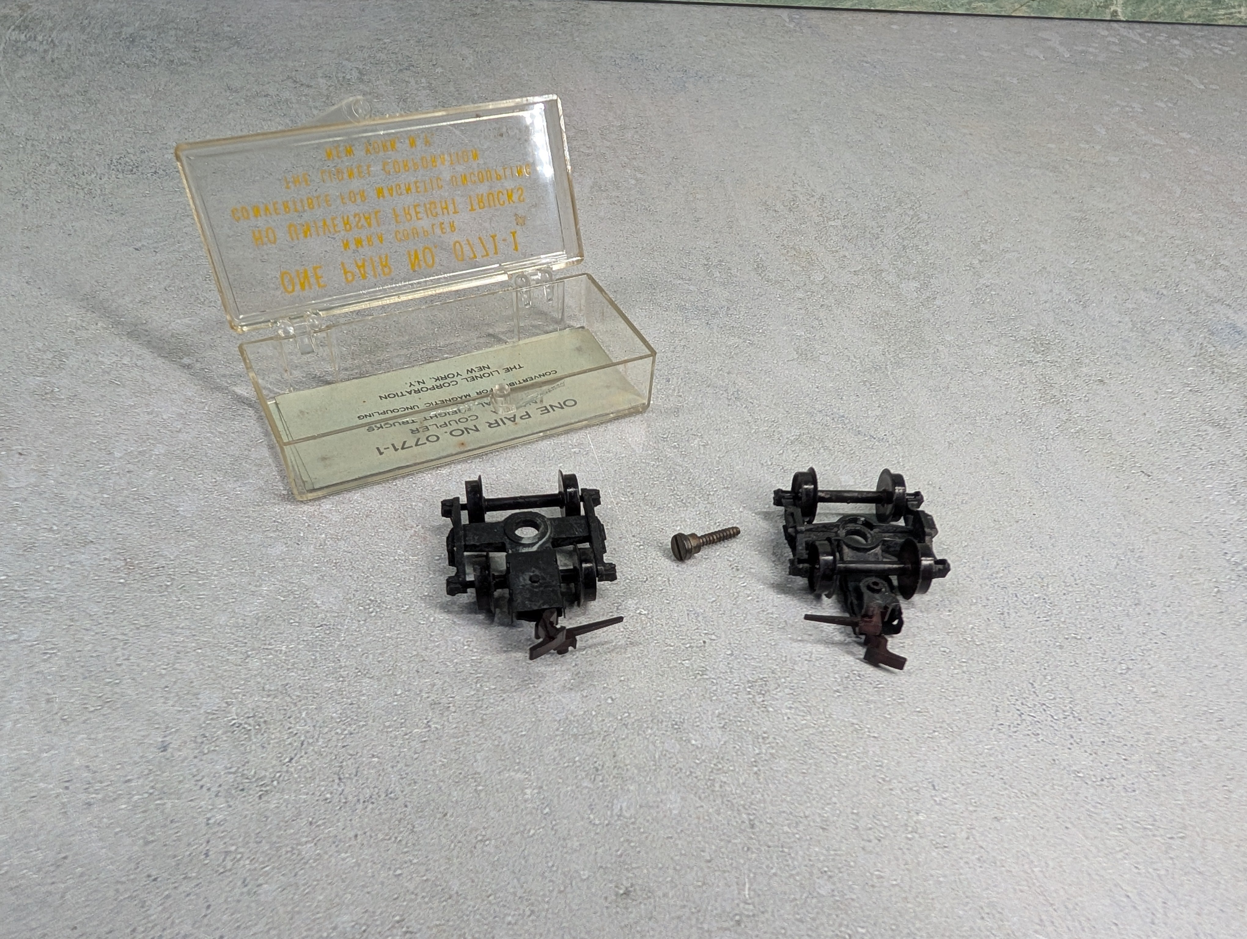USED Lionel -412357 HO Scale Freight Car Trucks w/ NMRA Coupler, Universal