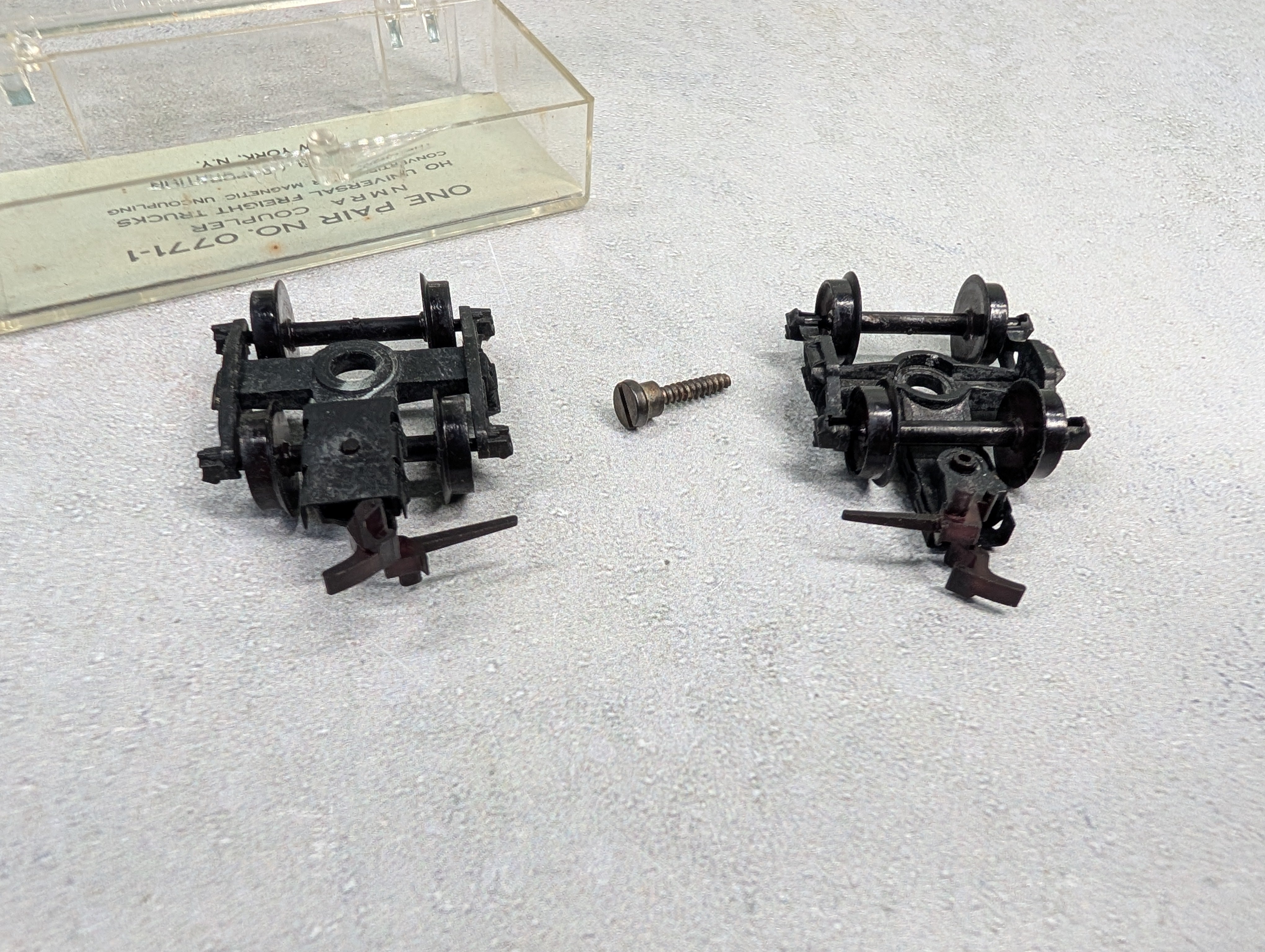 USED Lionel -412357 HO Scale Freight Car Trucks w/ NMRA Coupler, Universal