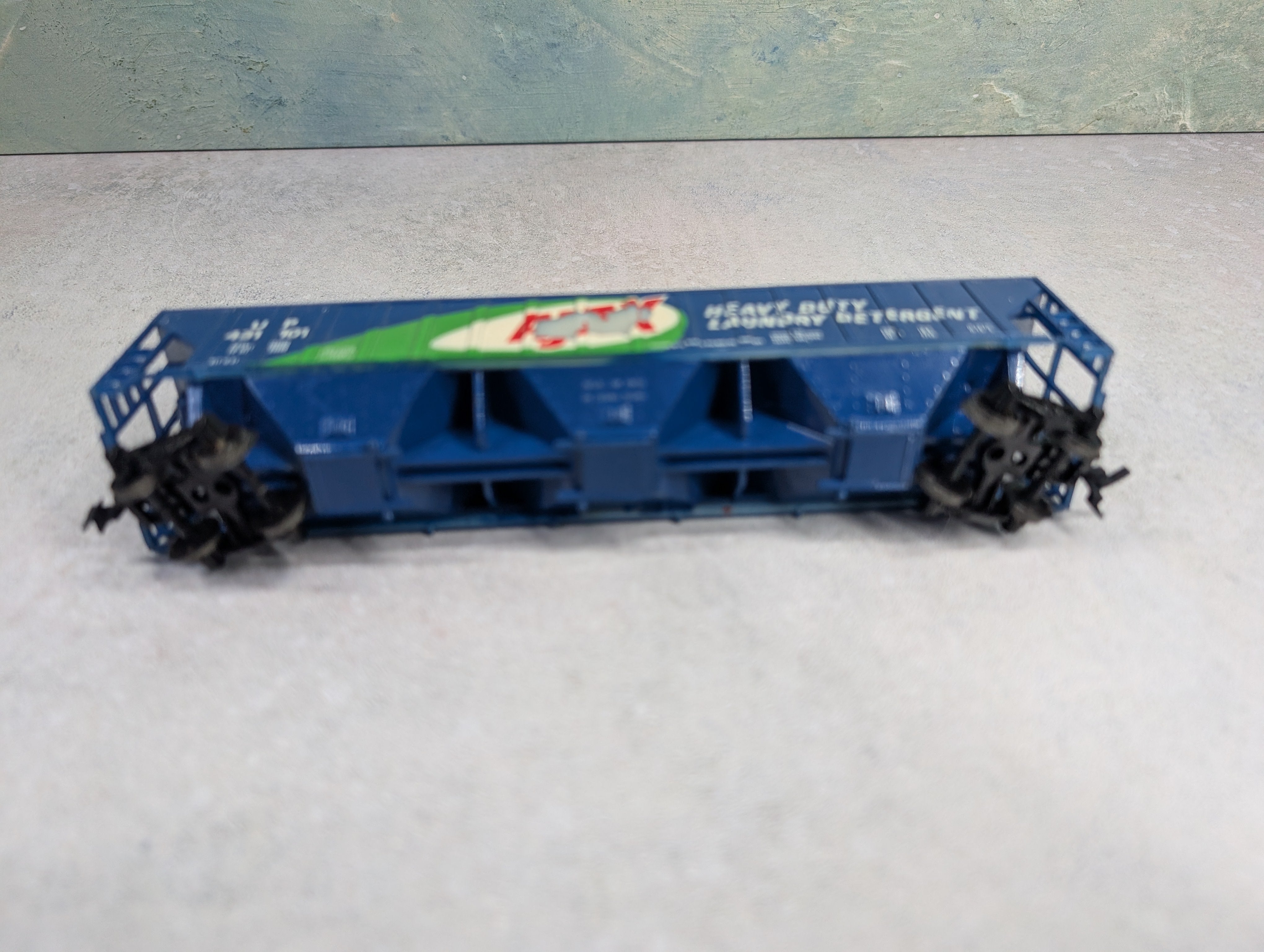 USED Tyco HO Scale Billboard Covered Hopper Ajax UP #431101