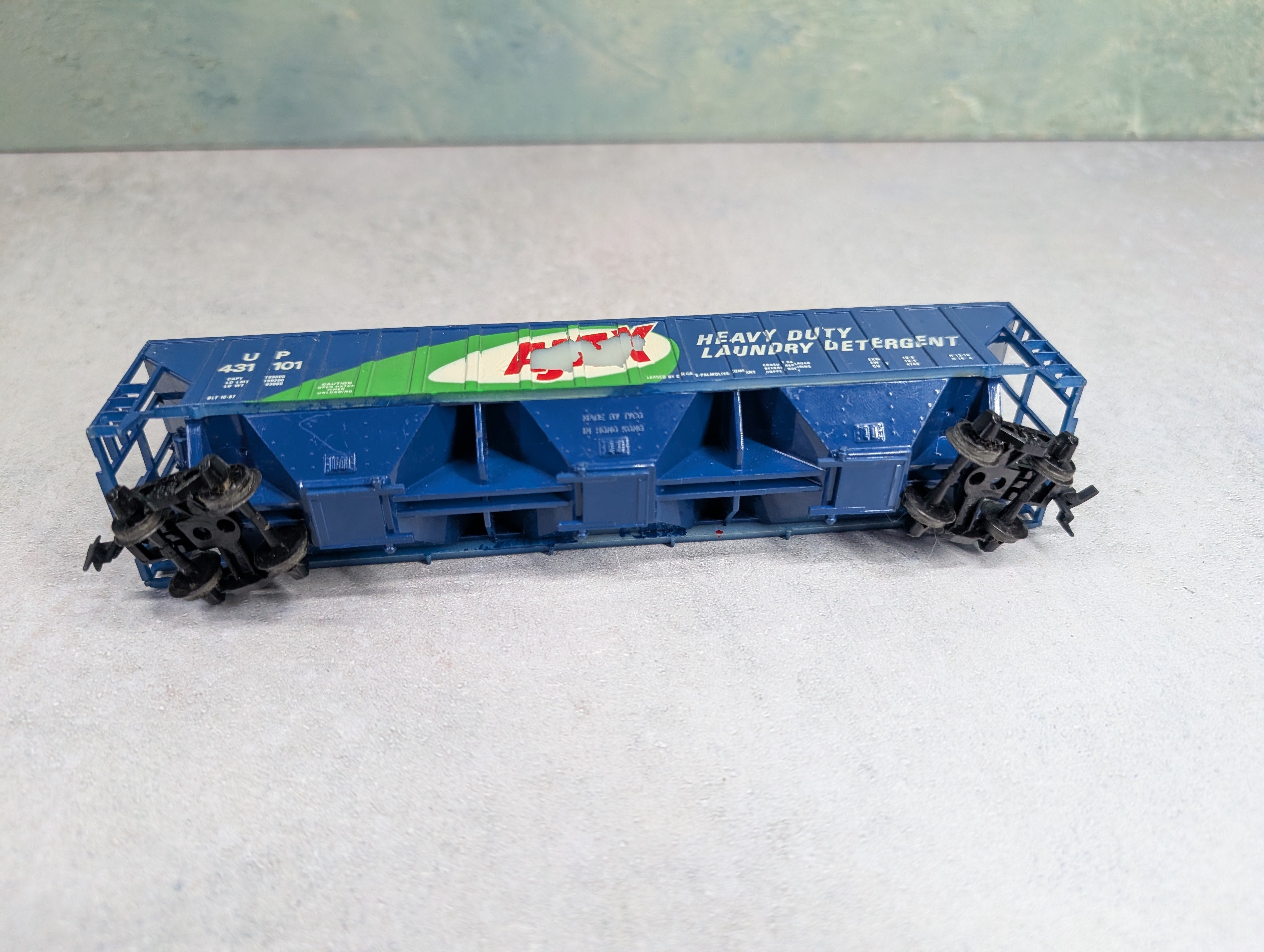 USED Tyco HO Scale Billboard Covered Hopper Ajax UP #431101