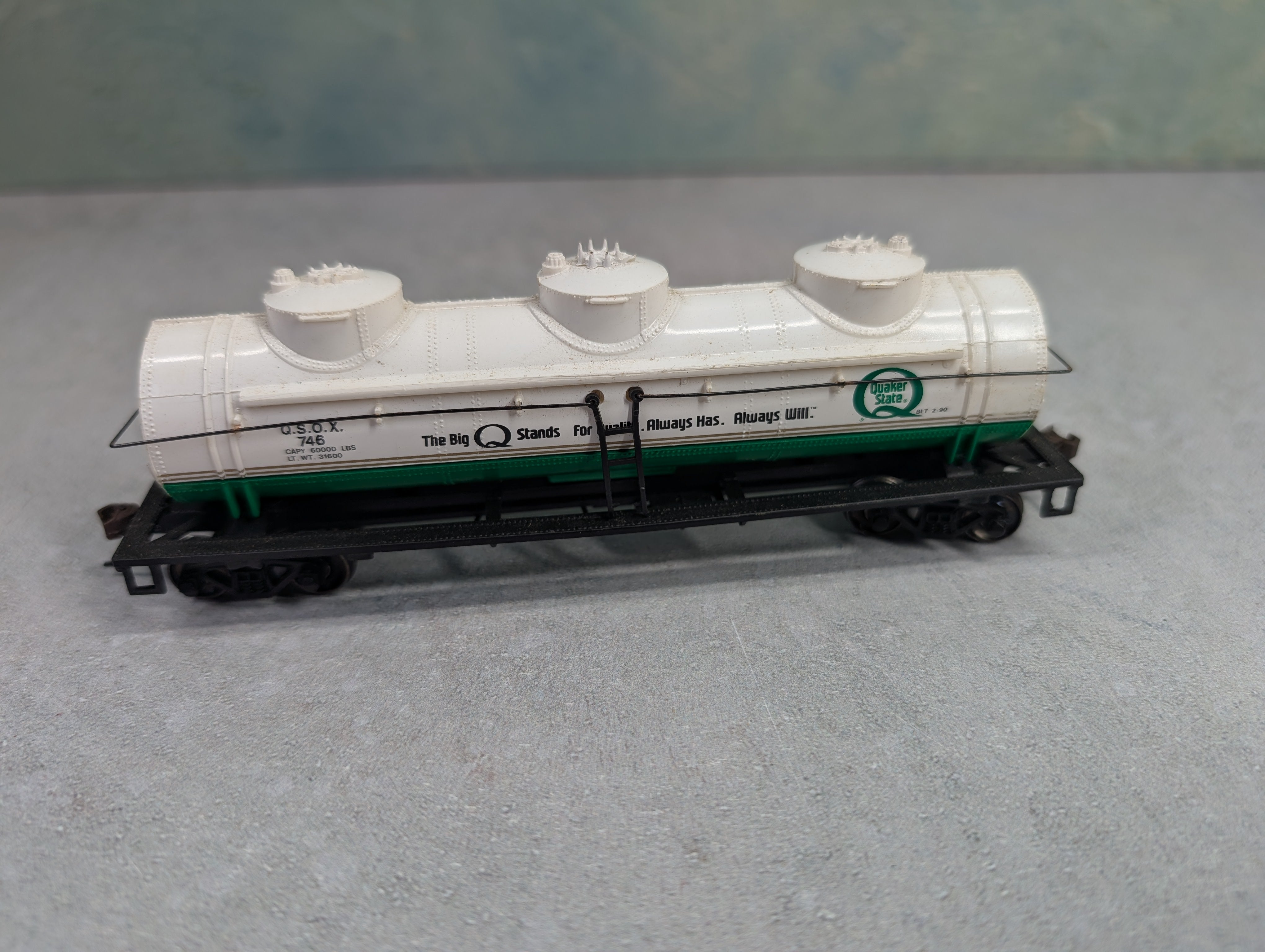 USED Bachmann HO Scale Triple Dome Tank Car Quaker State QSOX #746