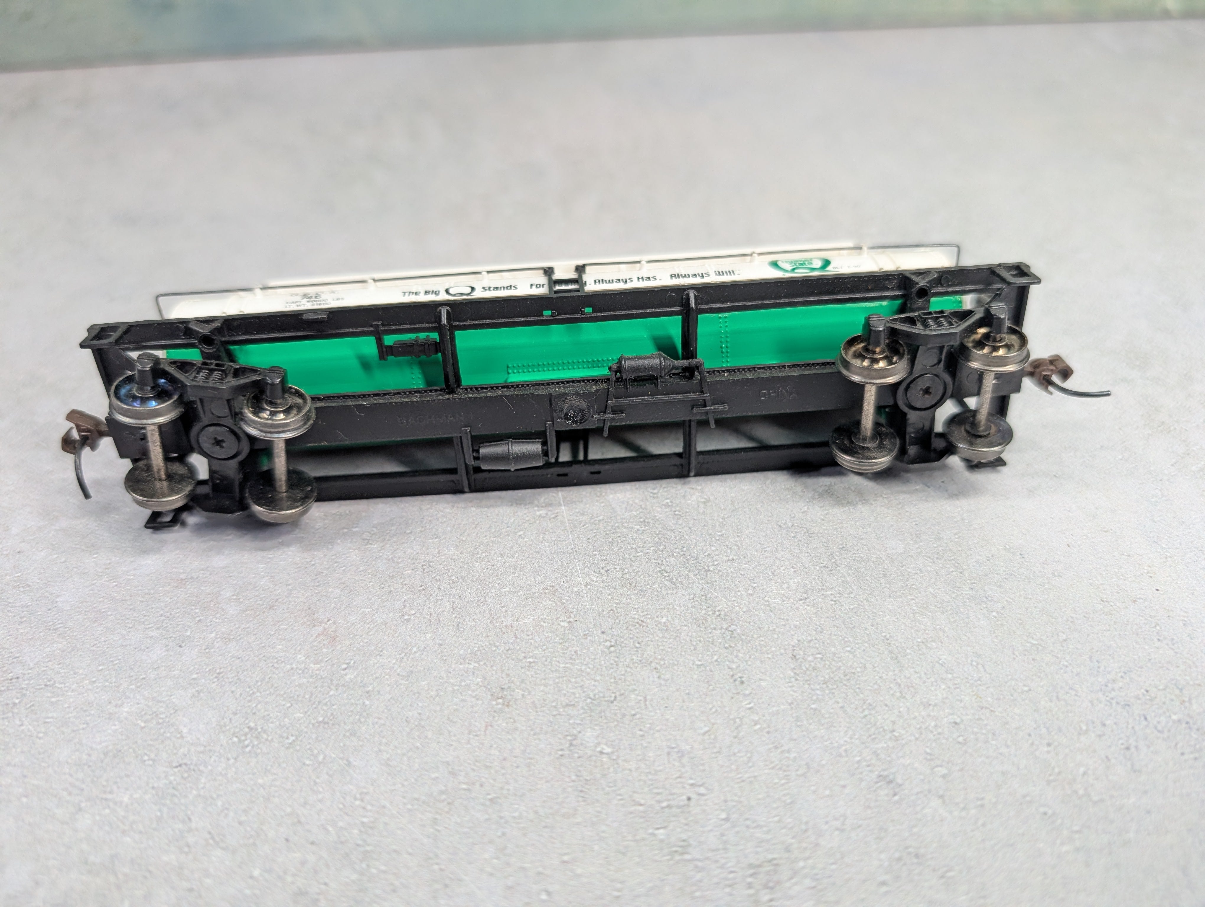 USED Bachmann HO Scale Triple Dome Tank Car Quaker State QSOX #746