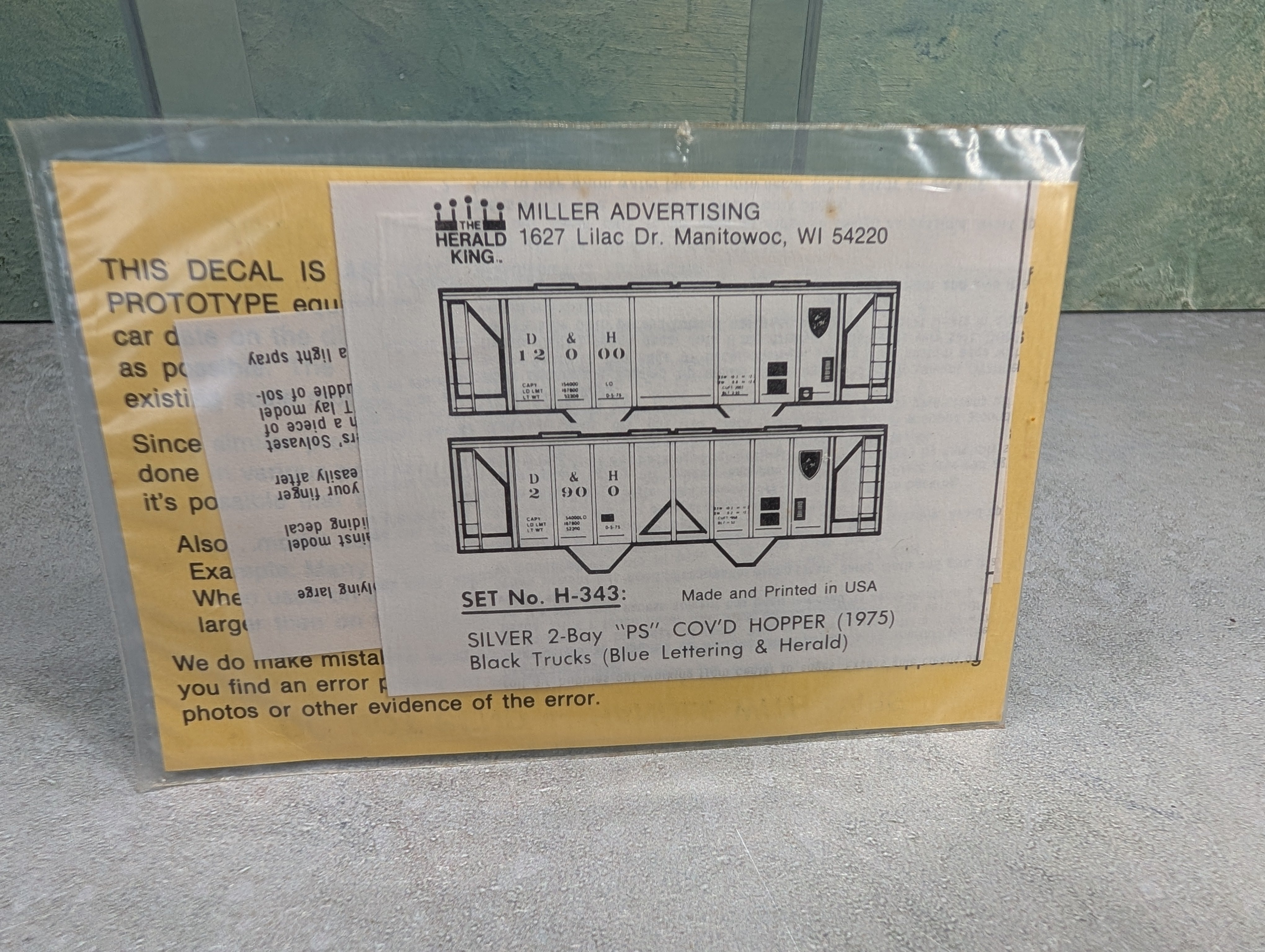 The Herald King H-343 HO Scale Silver 2-Bay PS Covered Hopper 1975 Delaware and Hudson Decals