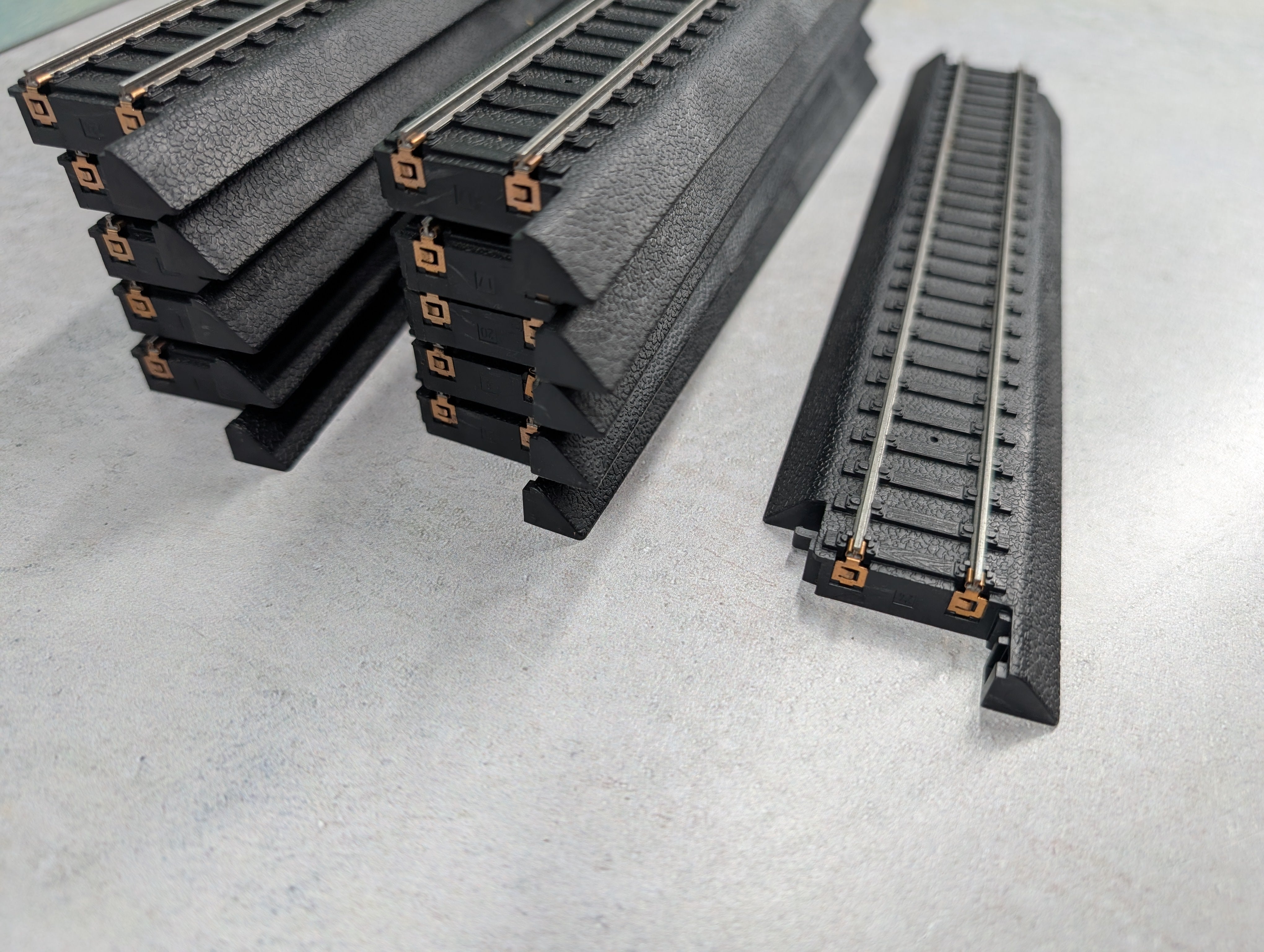USED Life-Like HO Scale Power-Loc 9" Straight Track Black (11 pcs)
