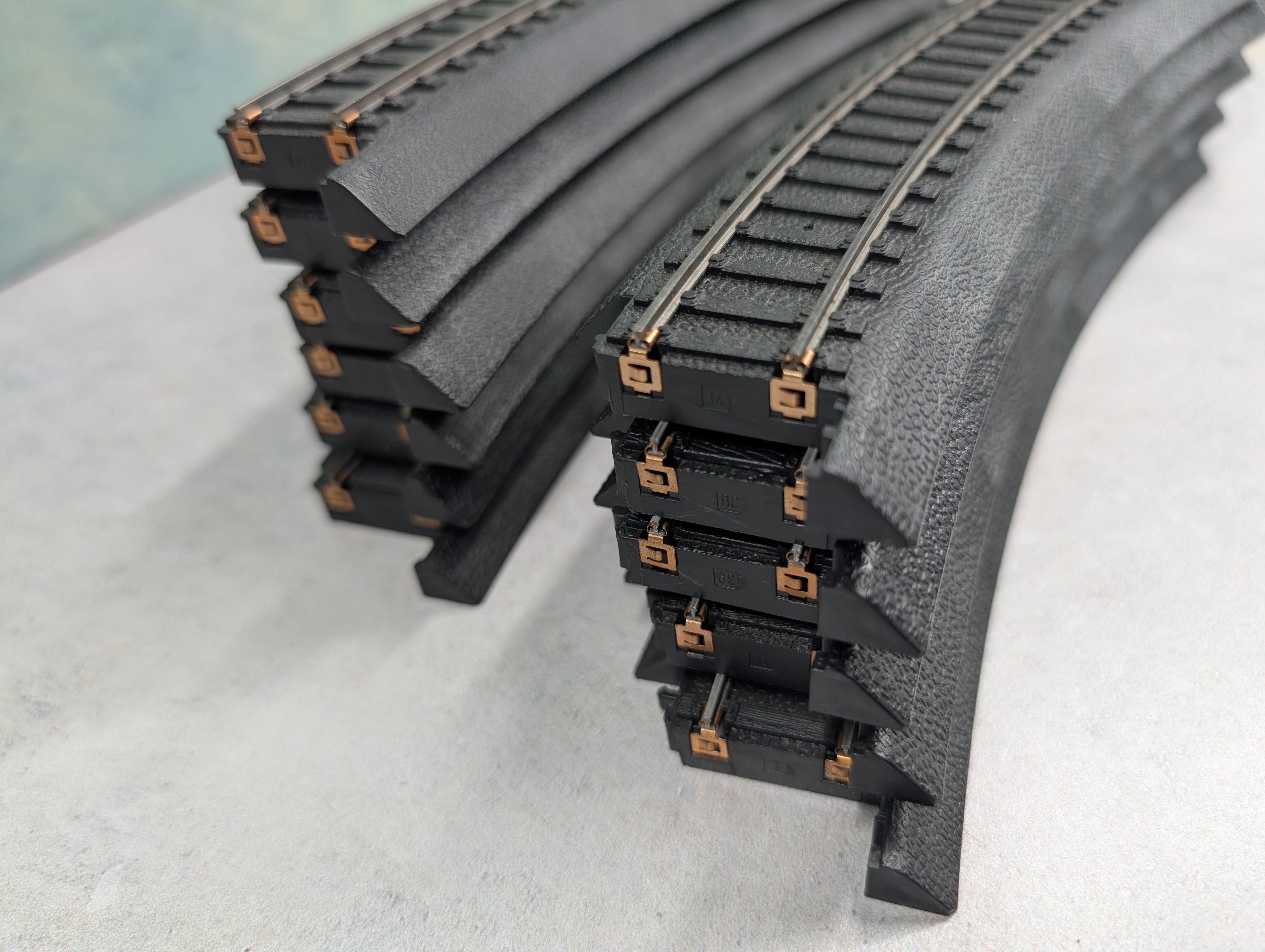 USED Life-Like HO Scale Power-Loc 18" Curved Track Black (11 pcs)