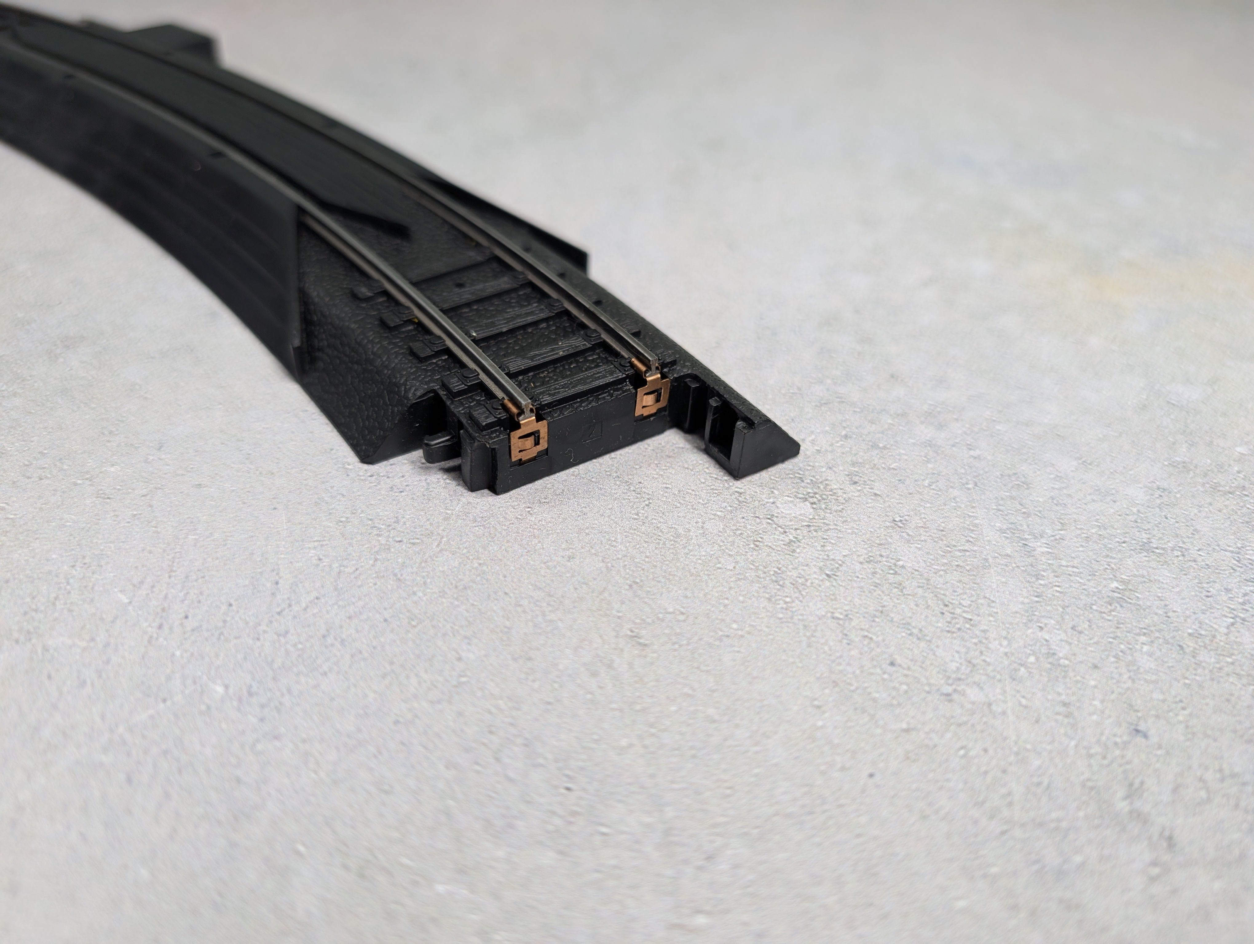 USED Life-Like HO Scale Power-Loc 18" Curved Terminal Rerailer Track Black (No Wire)