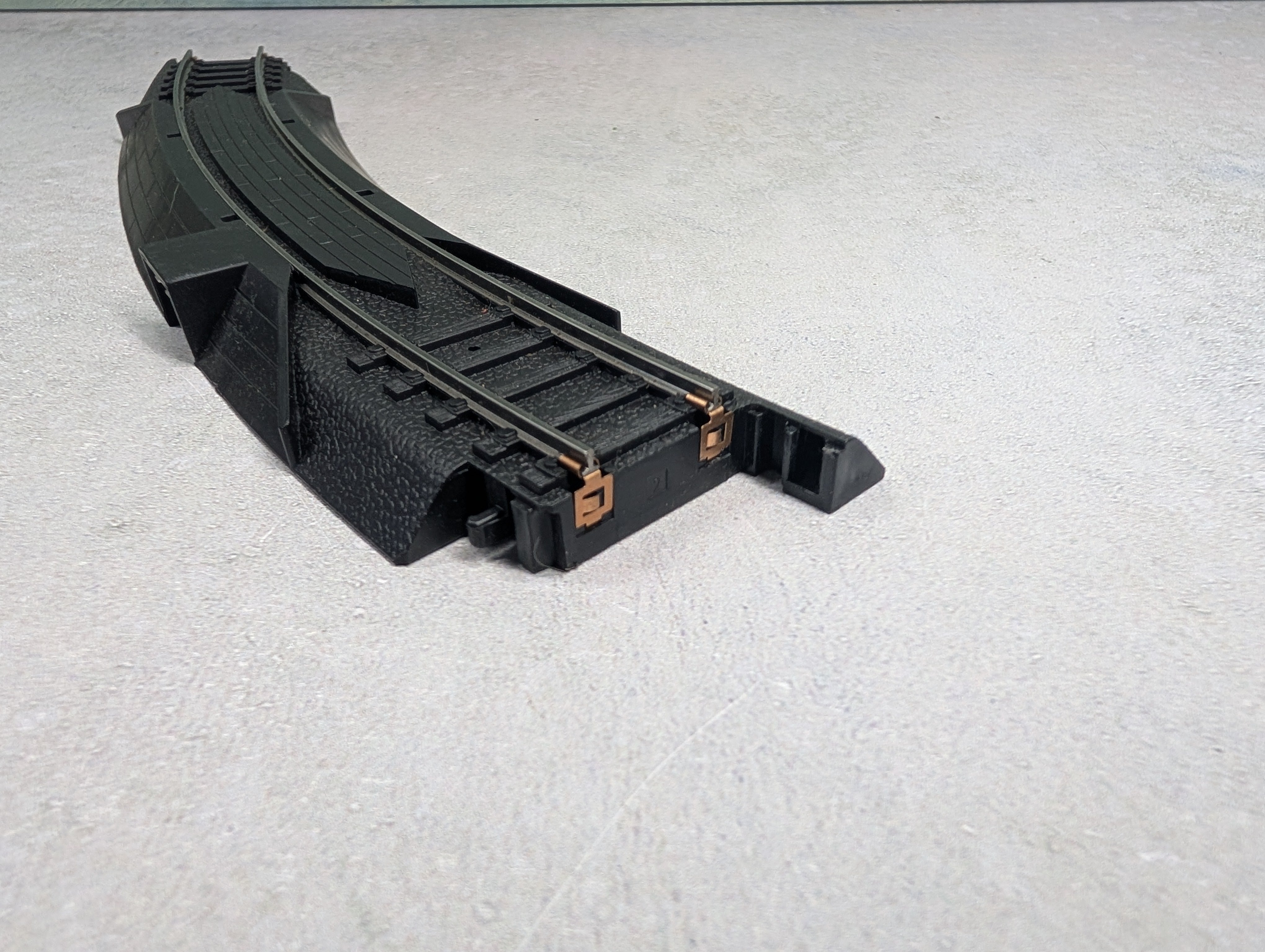USED Life-Like HO Scale Power-Loc 18" Curved Terminal Rerailer Track Black (No Wire)