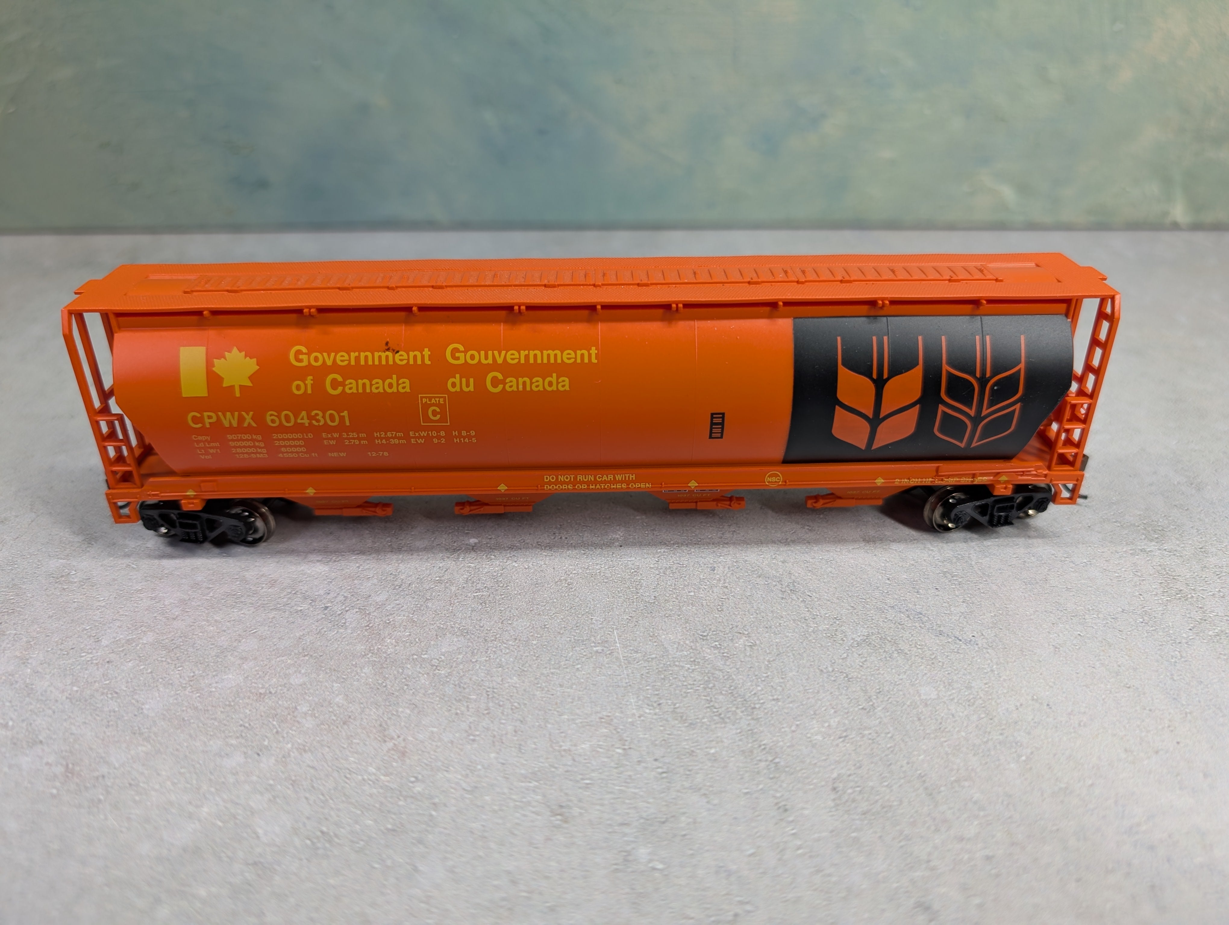 USED Bachmann 19134 HO Scale Cylindrical Grain Hopper Government of Canada CPWX #604301