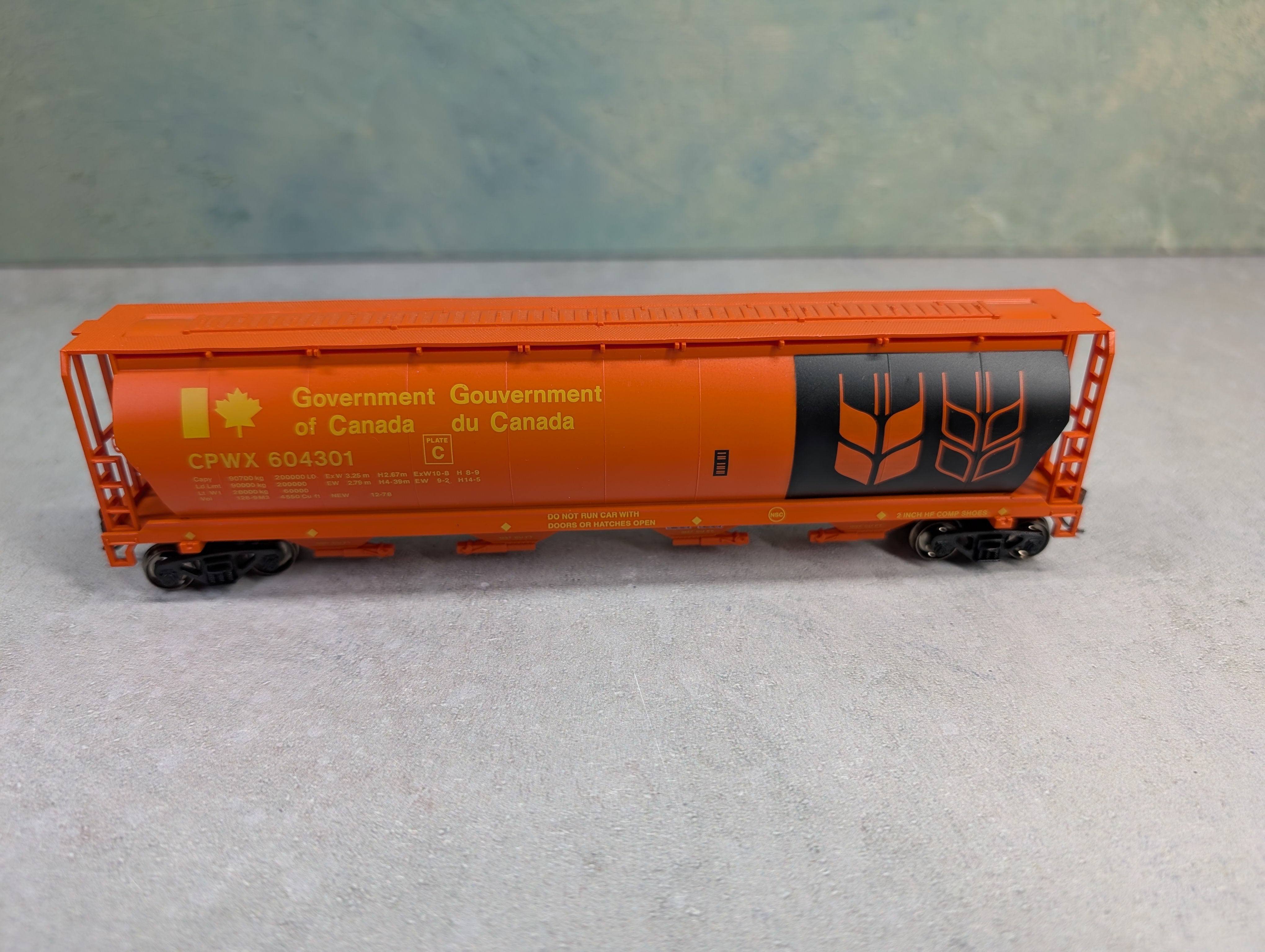 USED Bachmann 19134 HO Scale Cylindrical Grain Hopper Government of Canada CPWX #604301