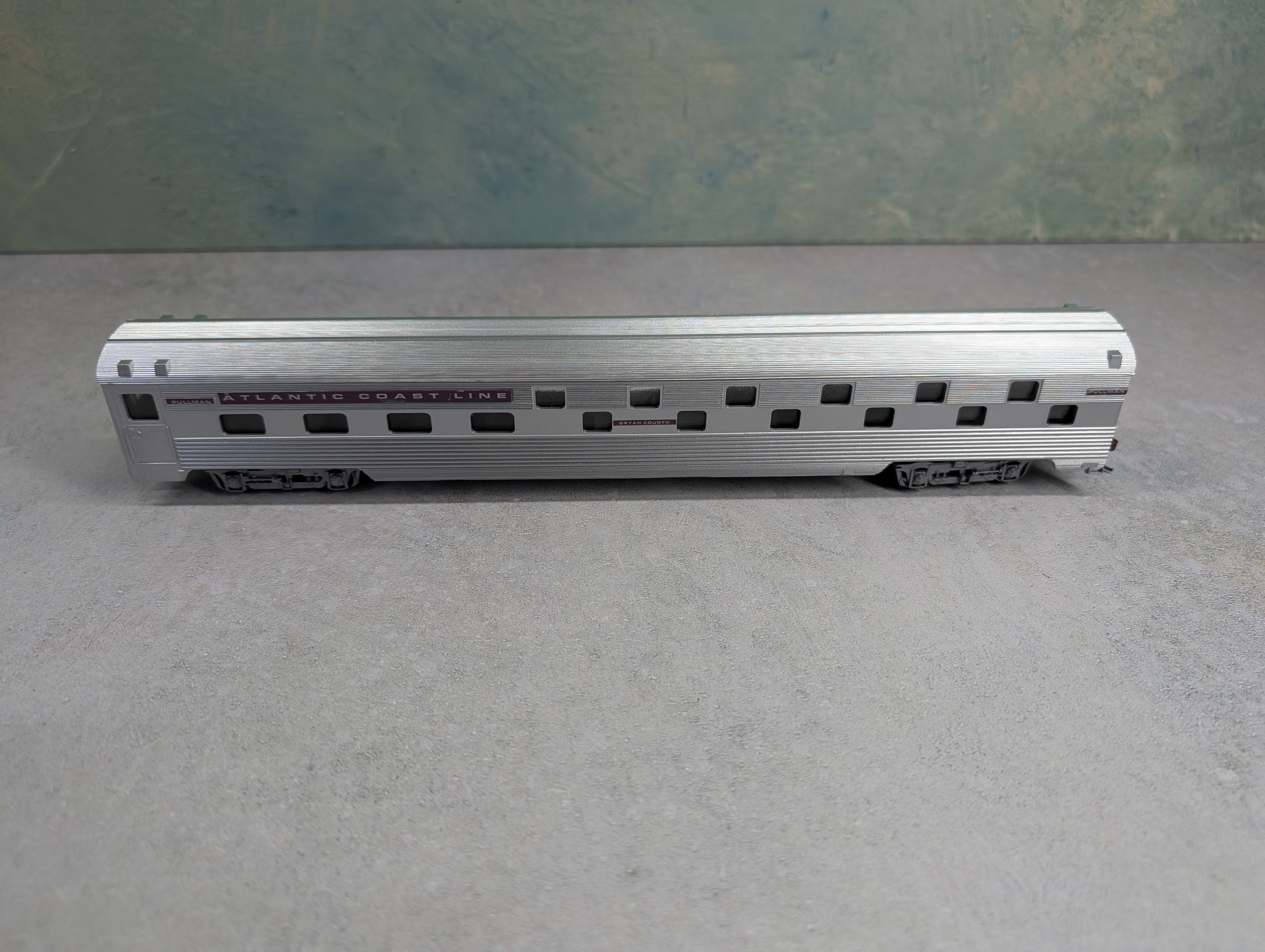USED Con-Cor #1-075101 HO Scale 85' Slumber Coach - Corrug Sides Atlantic Coast Line Bryan County