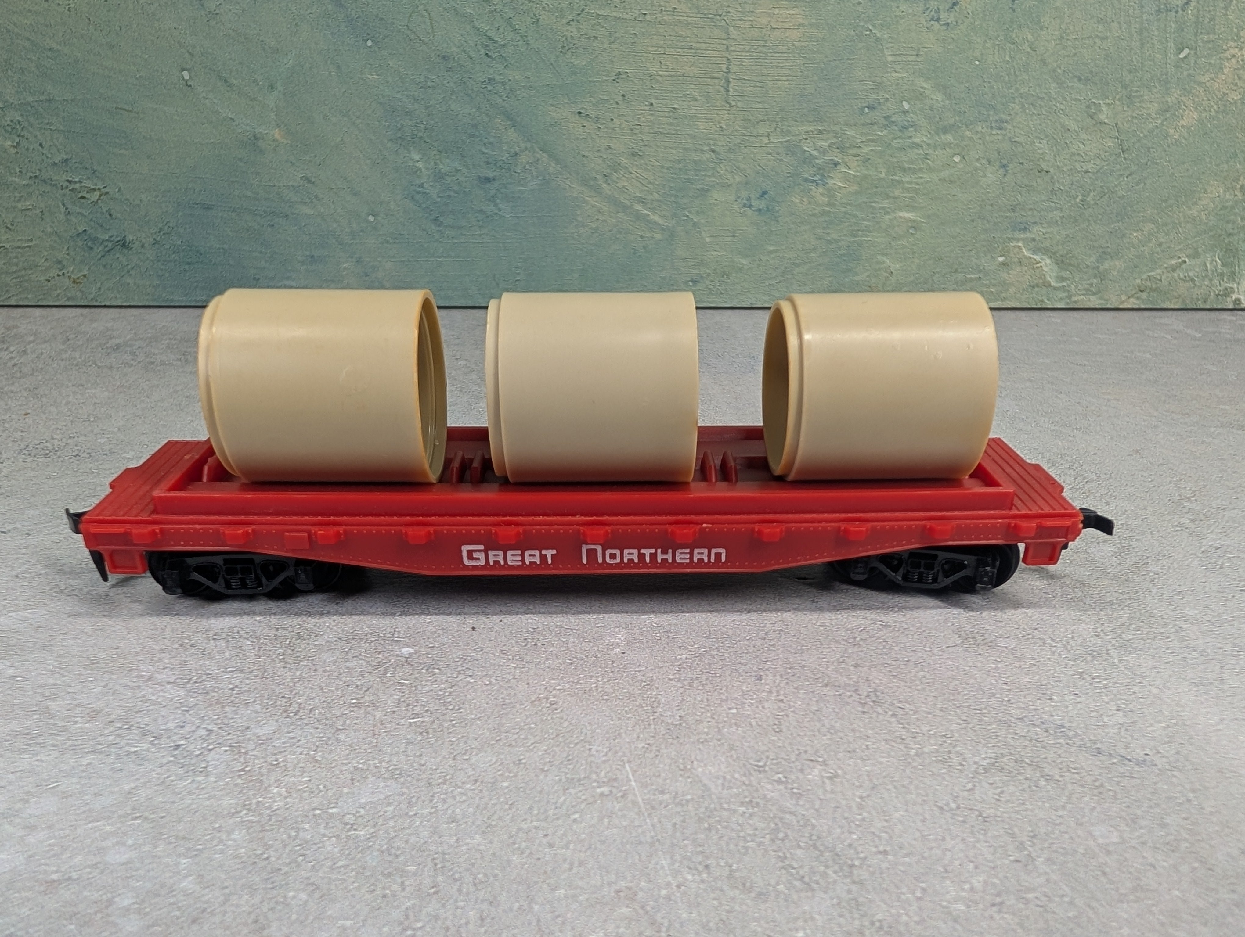 USED Tyco HO Scale Red 40' Flat Car Great Northern w/ Pipe Load