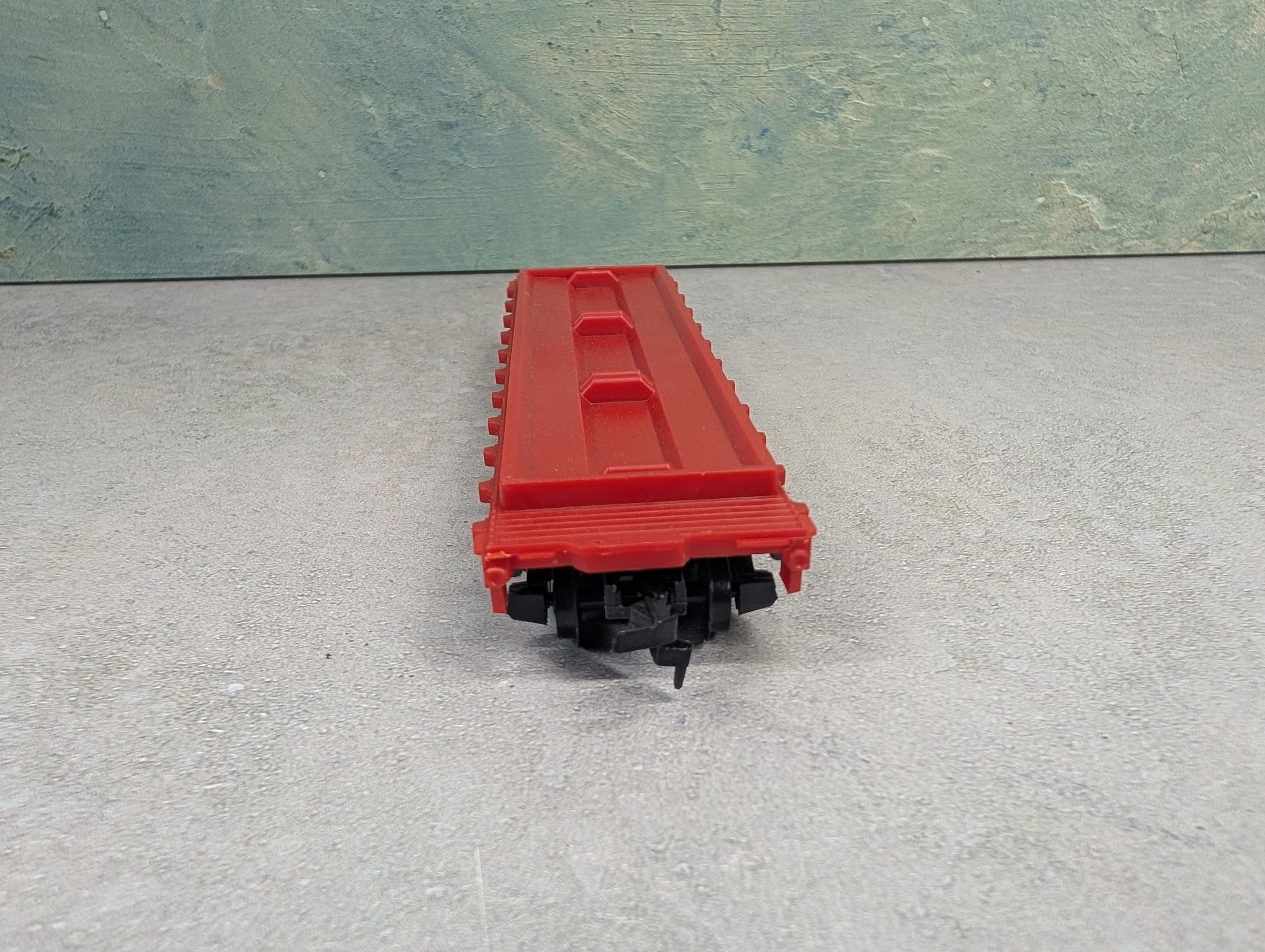 USED Tyco HO Scale Red 40' Flat Car Great Northern w/ Pipe Load