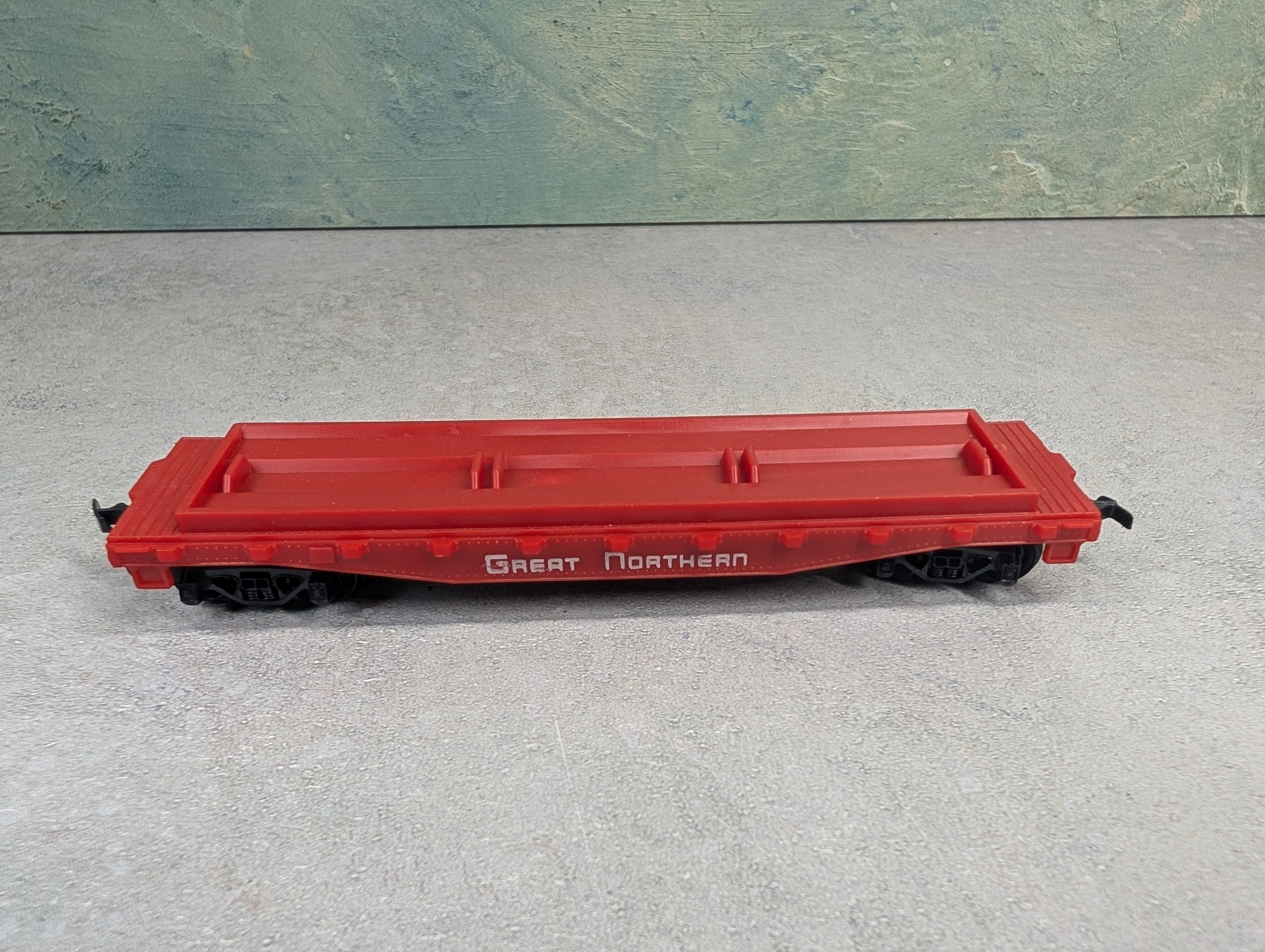USED Tyco HO Scale Red 40' Flat Car Great Northern w/ Pipe Load