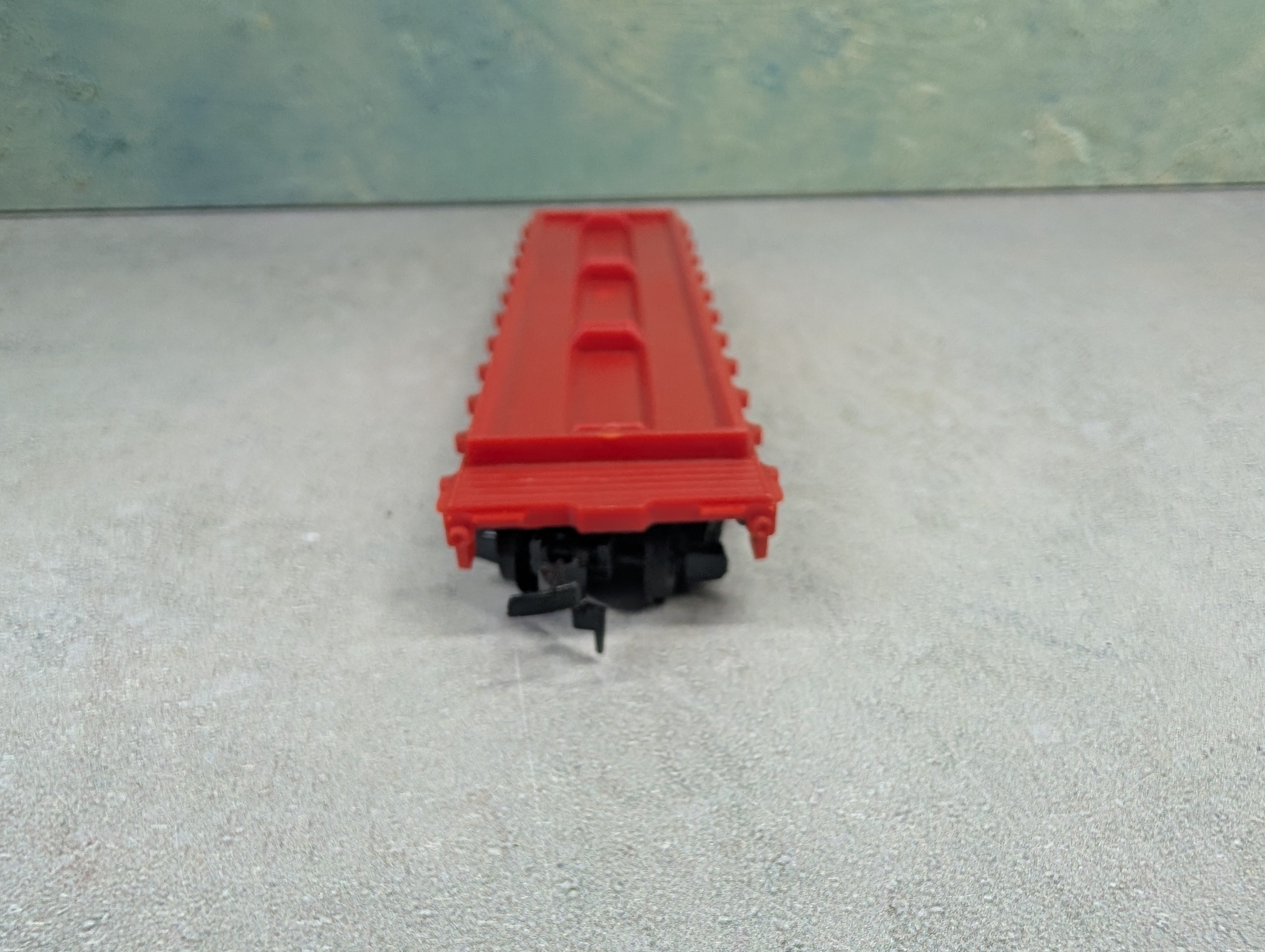 USED Tyco HO Scale Red 40' Flat Car Great Northern w/ Pipe Load