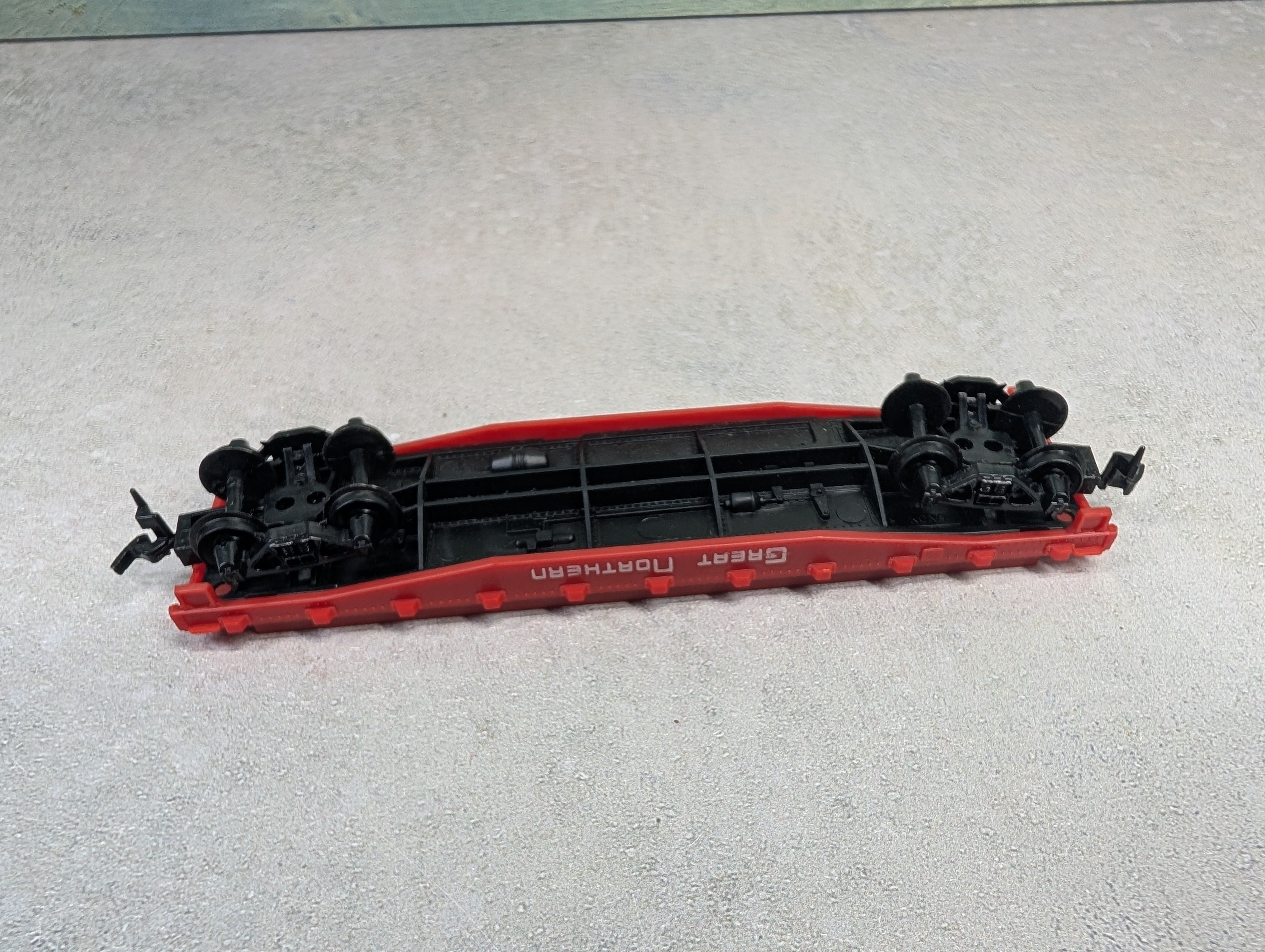 USED Tyco HO Scale Red 40' Flat Car Great Northern w/ Pipe Load