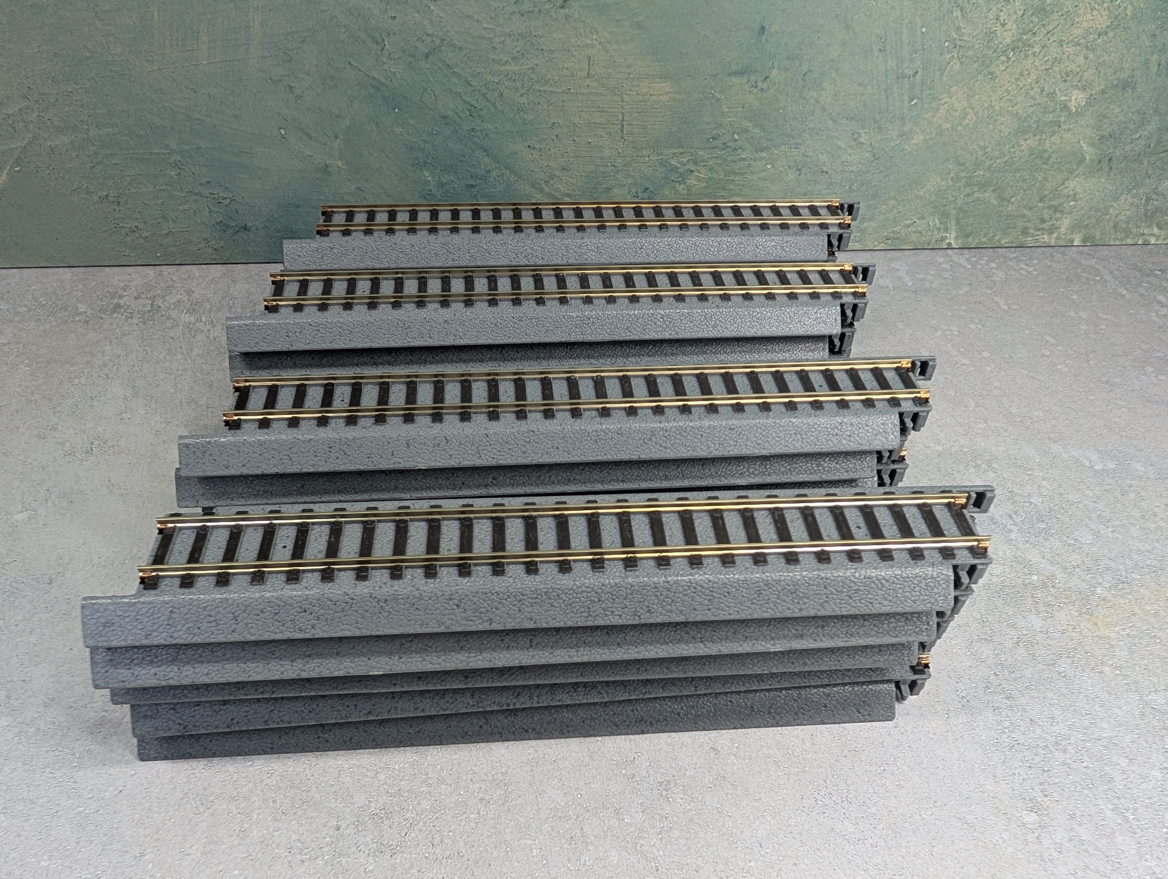 USED WalthersTrainline HO Scale Power-Loc 9" Straight Track Gray (20 pcs)